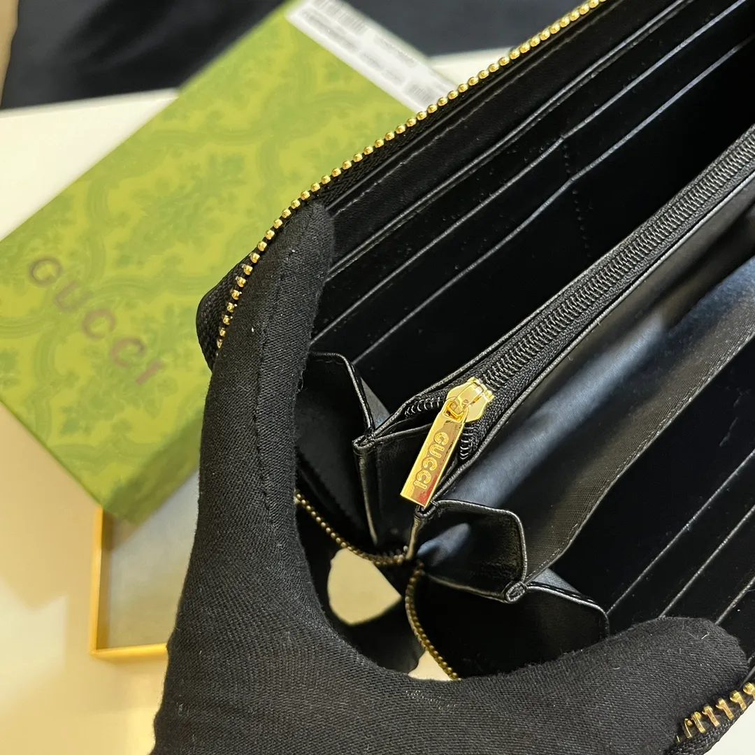 💰150 💎 Upgraded original version 🇮🇹 Gucci's two most recognizable logos - GG pattern and webbing are carefully matched. This full-zip wallet is crafted from GG Supreme canvas and features branded web stripes. Style number: 408831. Size: 19x10x2.5cm