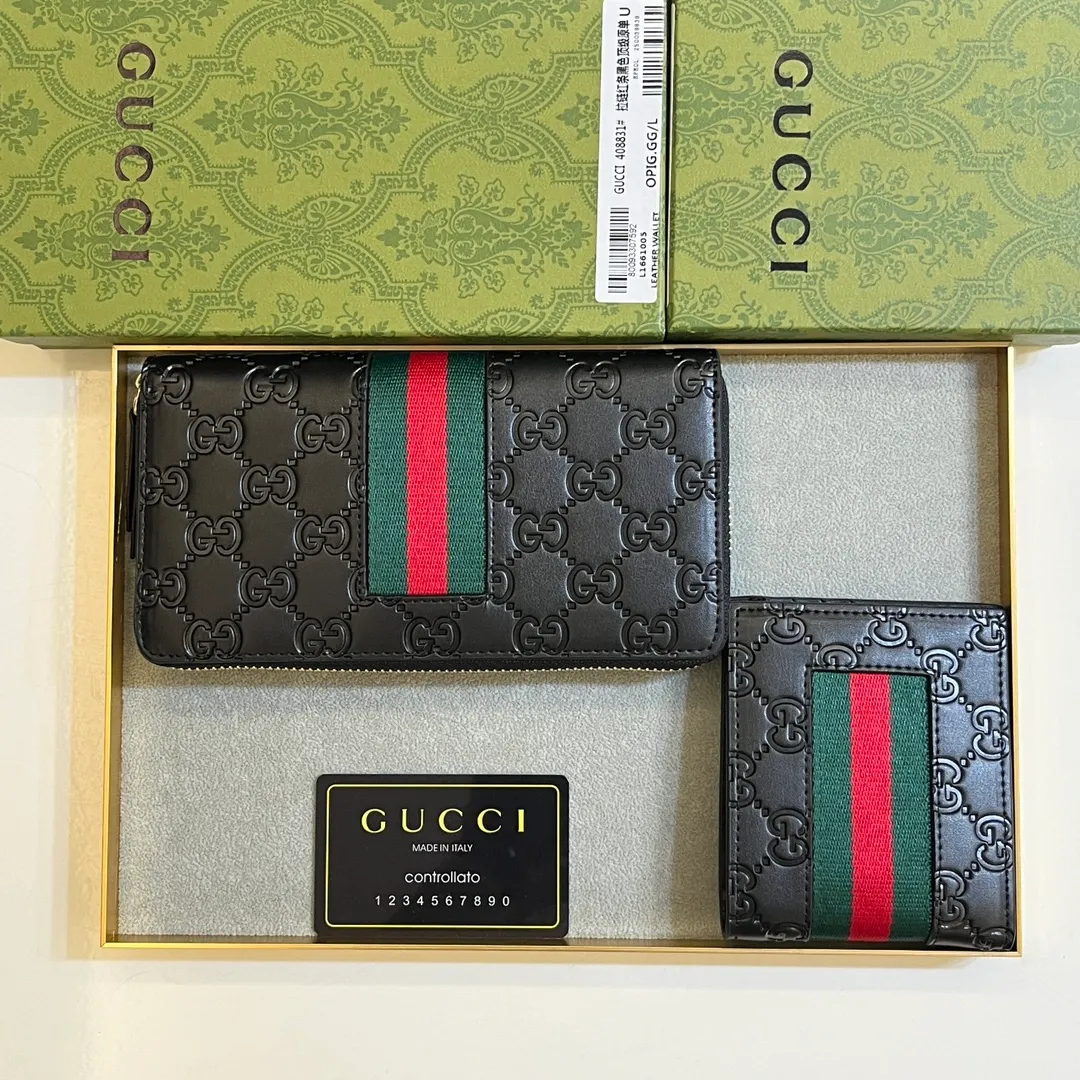 💰150 💎 Upgraded original version 🇮🇹 Gucci's two most recognizable logos - GG pattern and webbing are carefully matched. This full-zip wallet is crafted from GG Supreme canvas and features branded web stripes. Style number: 408831. Size: 19x10x2.5cm
