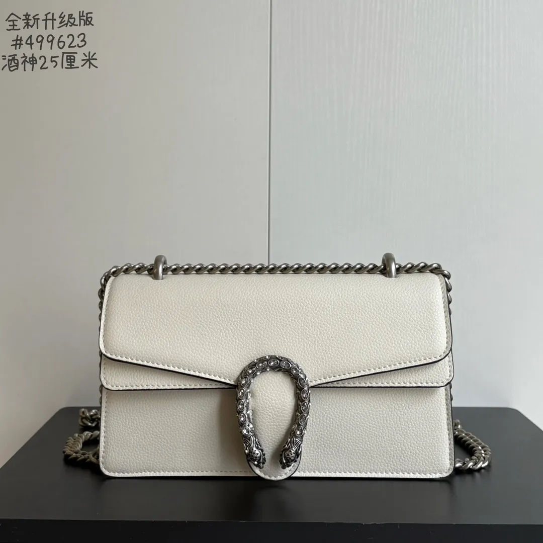 New upgraded version of real shot #💰320 Model: 499623 White Leather Size: 25x14x8cm 𝙂𝙪𝙘𝙘𝙞 𝘿𝙞𝙤𝙣𝙮𝙨𝙪𝙨Diamond Bacchus True Fragrance Series Warning, it’s amazing. It retains the perfect pedigree of the Bacchus bag, but opens the era of Bacchus innovation! The most valuable part of the entire bag is the tiger head diamond buckle, a palace-level treasure item. Not a market product. The weight is very light and the size is perfect. Highly recommended.