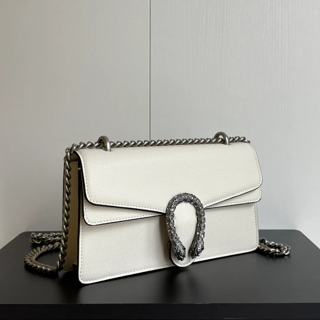 New upgraded version of real shot #💰320 Model: 499623 White Leather Size: 25x14x8cm 𝙂𝙪𝙘𝙘𝙞 𝘿𝙞𝙤𝙣𝙮𝙨𝙪𝙨Diamond Bacchus True Fragrance Series Warning, it’s amazing. It retains the perfect pedigree of the Bacchus bag, but opens the era of Bacchus innovation! The most valuable part of the entire bag is the tiger head diamond buckle, a palace-level treasure item. Not a market product. The weight is very light and the size is perfect. Highly recommended.