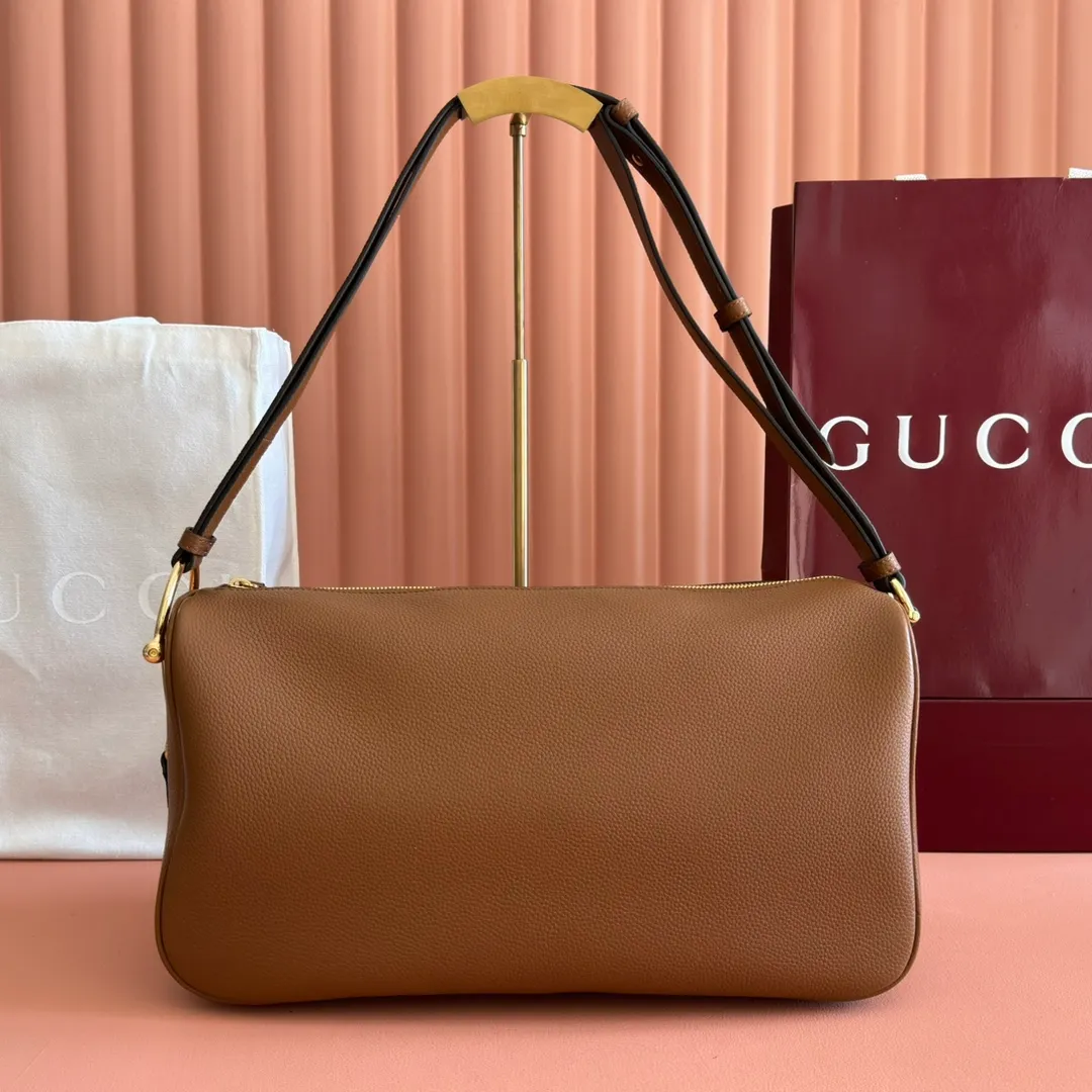 p1340💋💋💋【With full set of original counter packaging】The Gucci Half Horsebit series is newly presented, reinterpreting one of the brand's most iconic elements in a modern style. The collection cleverly combines relaxed silhouettes with the iconic half-horsebit hardware, which gives rise to its name. Brown grained soft leather Gold-tone hardware Brown cotton and linen blend lining Half horsebit closure Interior: One open pocket Adjustable cowhide leather shoulder strap (height: 33cm - 38cm) Zip closure Ident number: 862530. Dimensions: 38cm (W) x 20cm (H) x 15cm (D) Weight: Approx. 0.95kg Color: Brown/Full Leather.