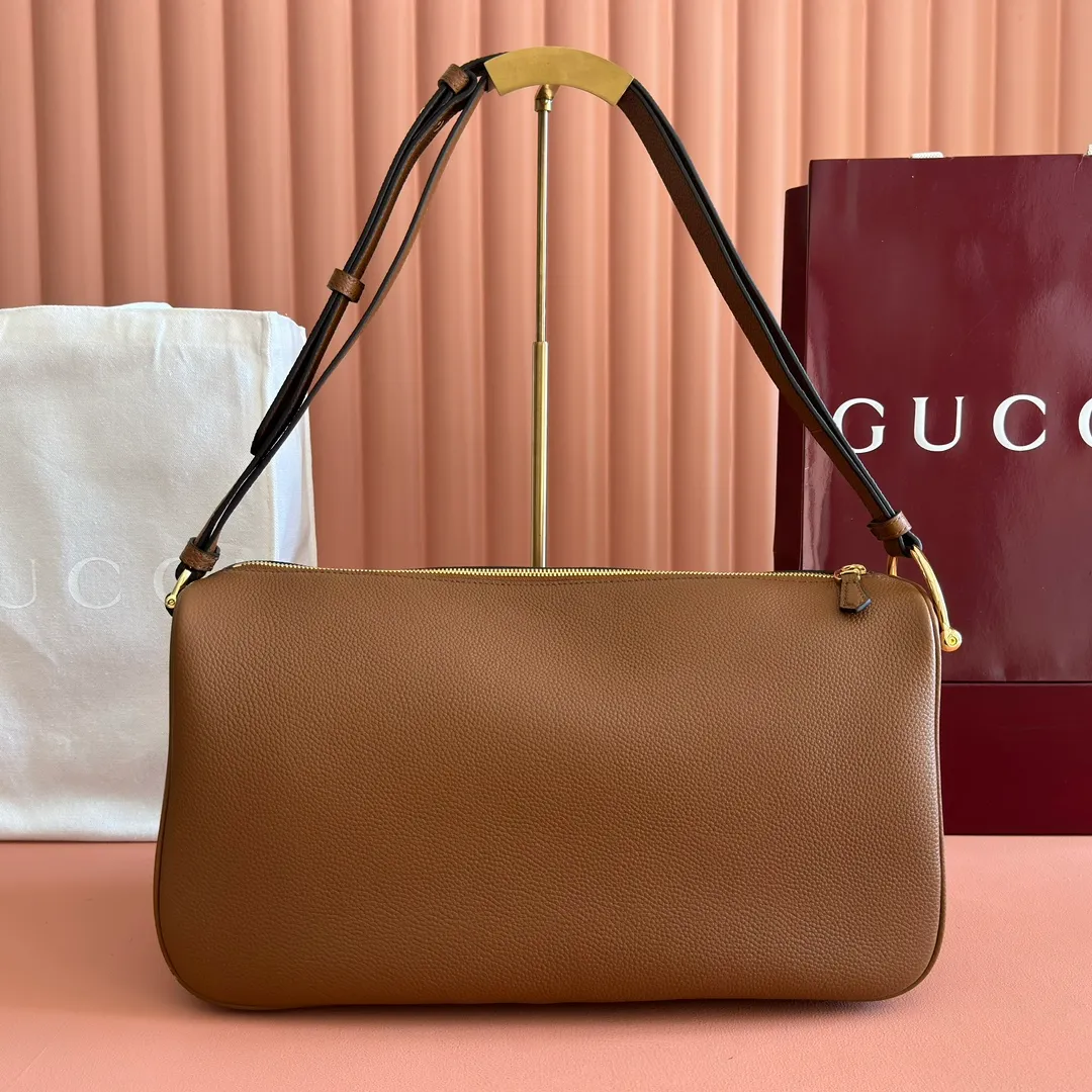 p1340💋💋💋【With full set of original counter packaging】The Gucci Half Horsebit series is newly presented, reinterpreting one of the brand's most iconic elements in a modern style. The collection cleverly combines relaxed silhouettes with the iconic half-horsebit hardware, which gives rise to its name. Brown grained soft leather Gold-tone hardware Brown cotton and linen blend lining Half horsebit closure Interior: One open pocket Adjustable cowhide leather shoulder strap (height: 33cm - 38cm) Zip closure Ident number: 862530. Dimensions: 38cm (W) x 20cm (H) x 15cm (D) Weight: Approx. 0.95kg Color: Brown/Full Leather.