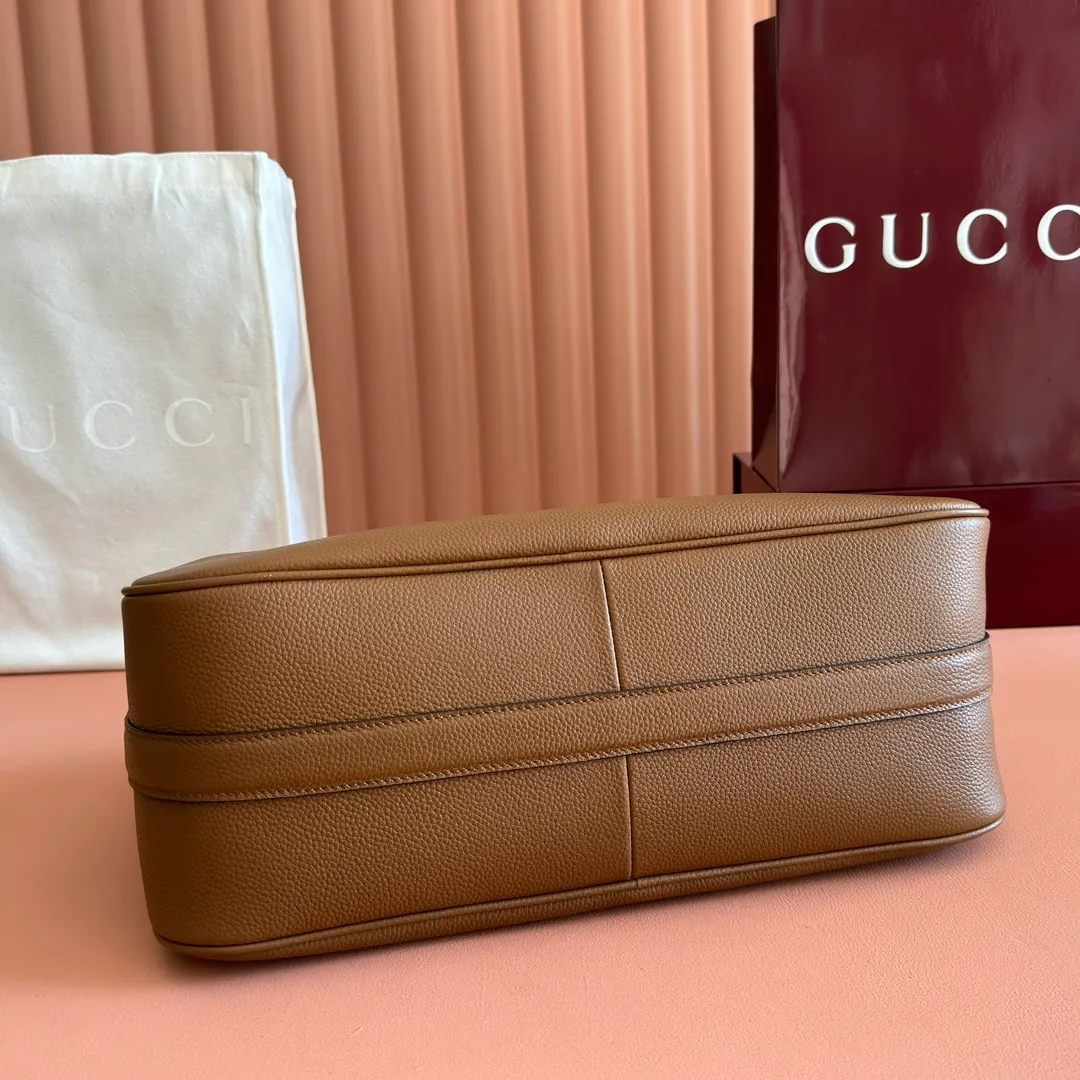 p1340💋💋💋【With full set of original counter packaging】The Gucci Half Horsebit series is newly presented, reinterpreting one of the brand's most iconic elements in a modern style. The collection cleverly combines relaxed silhouettes with the iconic half-horsebit hardware, which gives rise to its name. Brown grained soft leather Gold-tone hardware Brown cotton and linen blend lining Half horsebit closure Interior: One open pocket Adjustable cowhide leather shoulder strap (height: 33cm - 38cm) Zip closure Ident number: 862530. Dimensions: 38cm (W) x 20cm (H) x 15cm (D) Weight: Approx. 0.95kg Color: Brown/Full Leather.