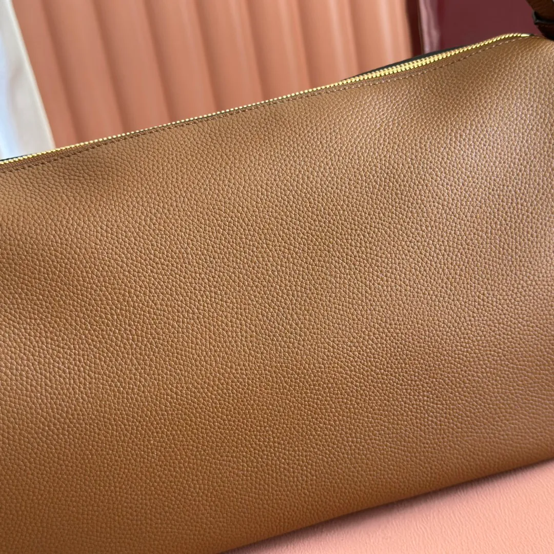 p1340💋💋💋【With full set of original counter packaging】The Gucci Half Horsebit series is newly presented, reinterpreting one of the brand's most iconic elements in a modern style. The collection cleverly combines relaxed silhouettes with the iconic half-horsebit hardware, which gives rise to its name. Brown grained soft leather Gold-tone hardware Brown cotton and linen blend lining Half horsebit closure Interior: One open pocket Adjustable cowhide leather shoulder strap (height: 33cm - 38cm) Zip closure Ident number: 862530. Dimensions: 38cm (W) x 20cm (H) x 15cm (D) Weight: Approx. 0.95kg Color: Brown/Full Leather.