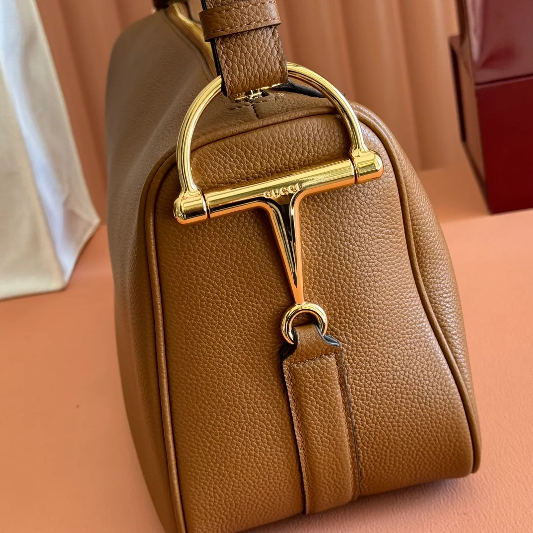 p1340💋💋💋【With full set of original counter packaging】The Gucci Half Horsebit series is newly presented, reinterpreting one of the brand's most iconic elements in a modern style. The collection cleverly combines relaxed silhouettes with the iconic half-horsebit hardware, which gives rise to its name. Brown grained soft leather Gold-tone hardware Brown cotton and linen blend lining Half horsebit closure Interior: One open pocket Adjustable cowhide leather shoulder strap (height: 33cm - 38cm) Zip closure Ident number: 862530. Dimensions: 38cm (W) x 20cm (H) x 15cm (D) Weight: Approx. 0.95kg Color: Brown/Full Leather.