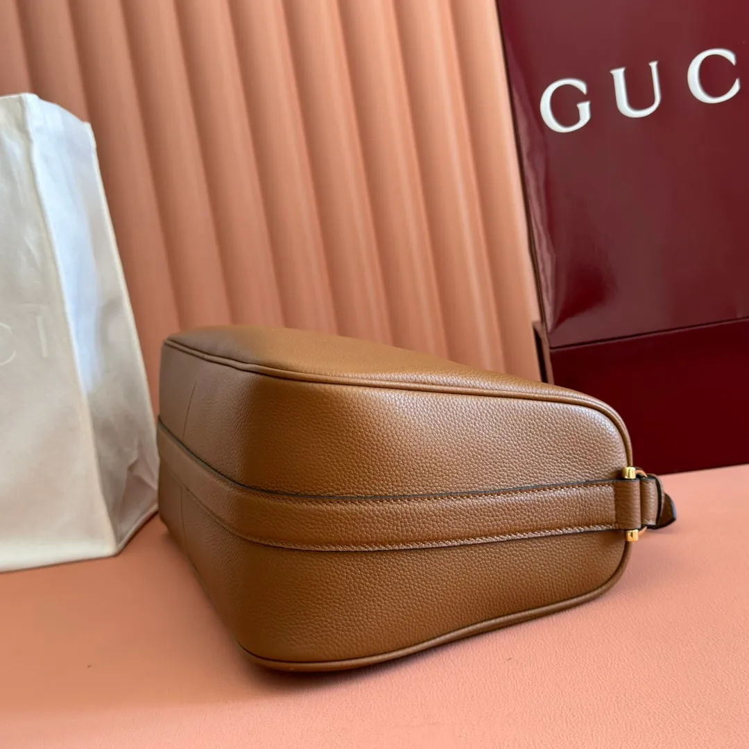 p1340💋💋💋【With full set of original counter packaging】The Gucci Half Horsebit series is newly presented, reinterpreting one of the brand's most iconic elements in a modern style. The collection cleverly combines relaxed silhouettes with the iconic half-horsebit hardware, which gives rise to its name. Brown grained soft leather Gold-tone hardware Brown cotton and linen blend lining Half horsebit closure Interior: One open pocket Adjustable cowhide leather shoulder strap (height: 33cm - 38cm) Zip closure Ident number: 862530. Dimensions: 38cm (W) x 20cm (H) x 15cm (D) Weight: Approx. 0.95kg Color: Brown/Full Leather.