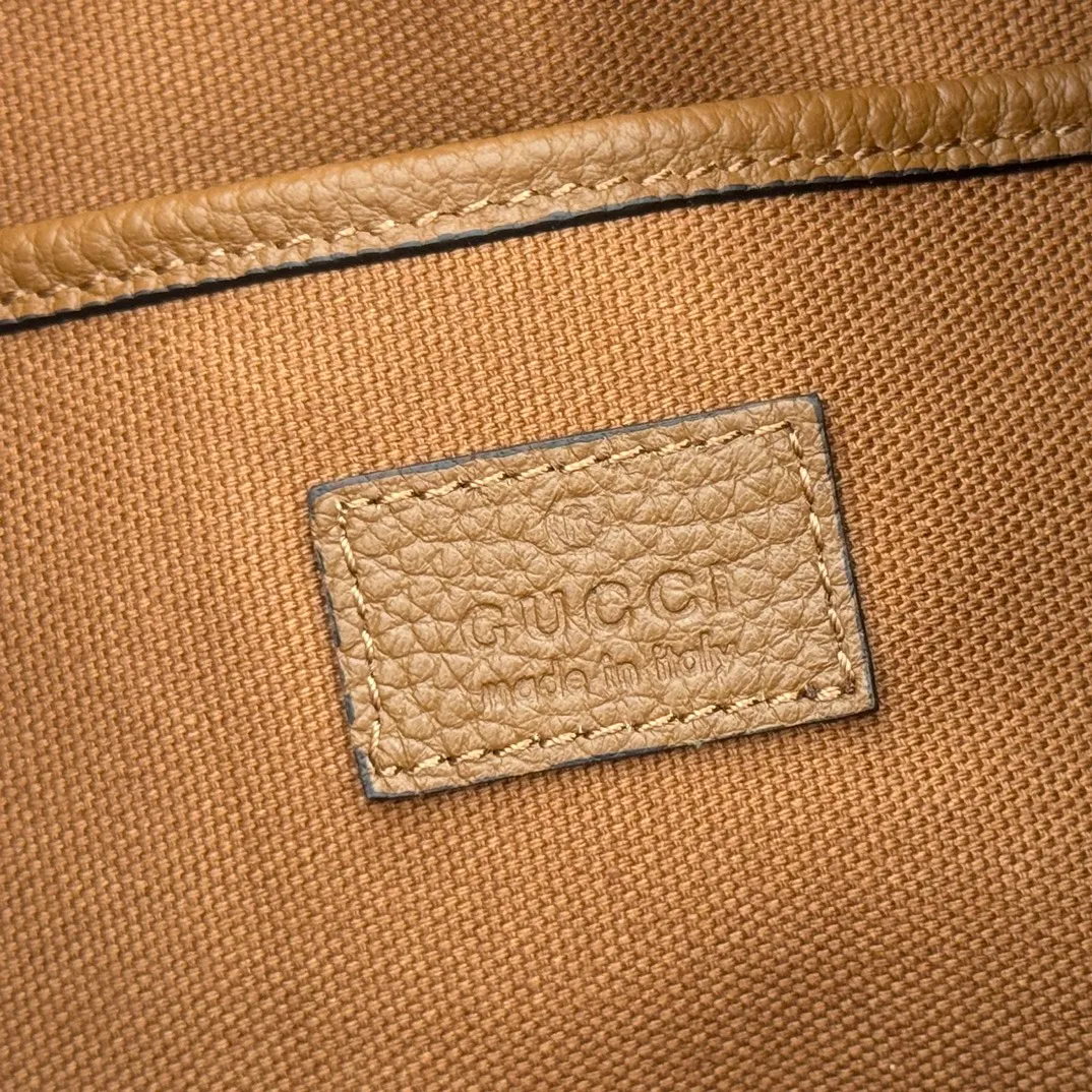 p1340💋💋💋【With full set of original counter packaging】The Gucci Half Horsebit series is newly presented, reinterpreting one of the brand's most iconic elements in a modern style. The collection cleverly combines relaxed silhouettes with the iconic half-horsebit hardware, which gives rise to its name. Brown grained soft leather Gold-tone hardware Brown cotton and linen blend lining Half horsebit closure Interior: One open pocket Adjustable cowhide leather shoulder strap (height: 33cm - 38cm) Zip closure Ident number: 862530. Dimensions: 38cm (W) x 20cm (H) x 15cm (D) Weight: Approx. 0.95kg Color: Brown/Full Leather.