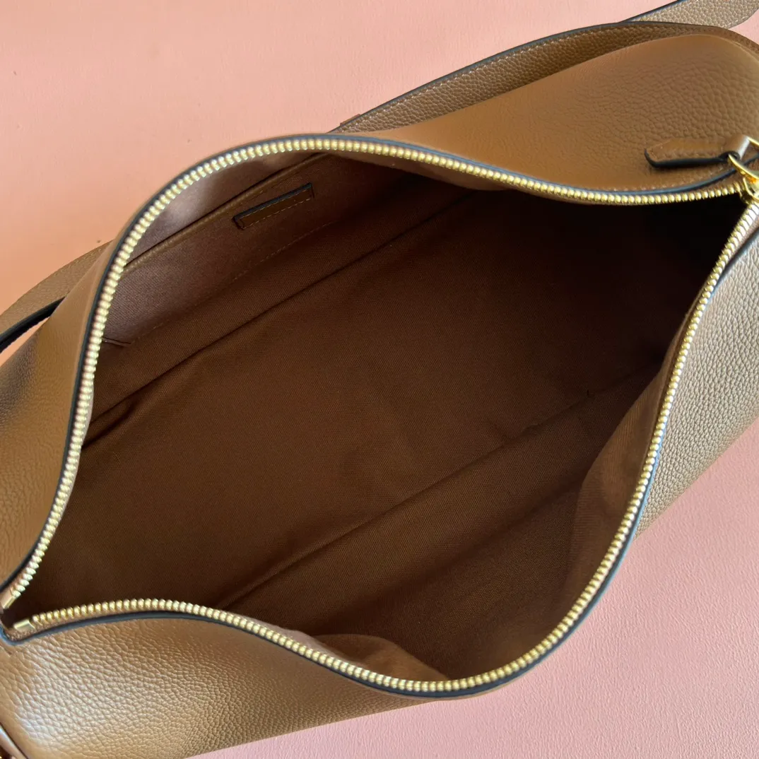 p1340💋💋💋【With full set of original counter packaging】The Gucci Half Horsebit series is newly presented, reinterpreting one of the brand's most iconic elements in a modern style. The collection cleverly combines relaxed silhouettes with the iconic half-horsebit hardware, which gives rise to its name. Brown grained soft leather Gold-tone hardware Brown cotton and linen blend lining Half horsebit closure Interior: One open pocket Adjustable cowhide leather shoulder strap (height: 33cm - 38cm) Zip closure Ident number: 862530. Dimensions: 38cm (W) x 20cm (H) x 15cm (D) Weight: Approx. 0.95kg Color: Brown/Full Leather.