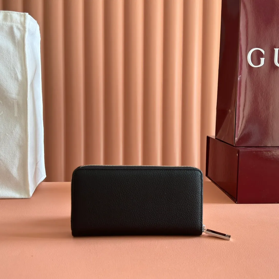 p500. 💋💋💋"With full set of original counter packaging"💕[New Product] The GG Marmont series features colorful details as eye-catching highlights, and novel functions add vitality to classic silhouettes. This bifold wallet is made of cowhide, black cowhide, black moiré fabric lining, twelve card compartments and three ticket compartments, zippered coin pocket, weight: approx. 0.23 kg, model number: 835120. Dimensions: 10.5 cm (length) x 19 cm (width) x 2 cm (thickness) Color: black full leather. Made in Italy