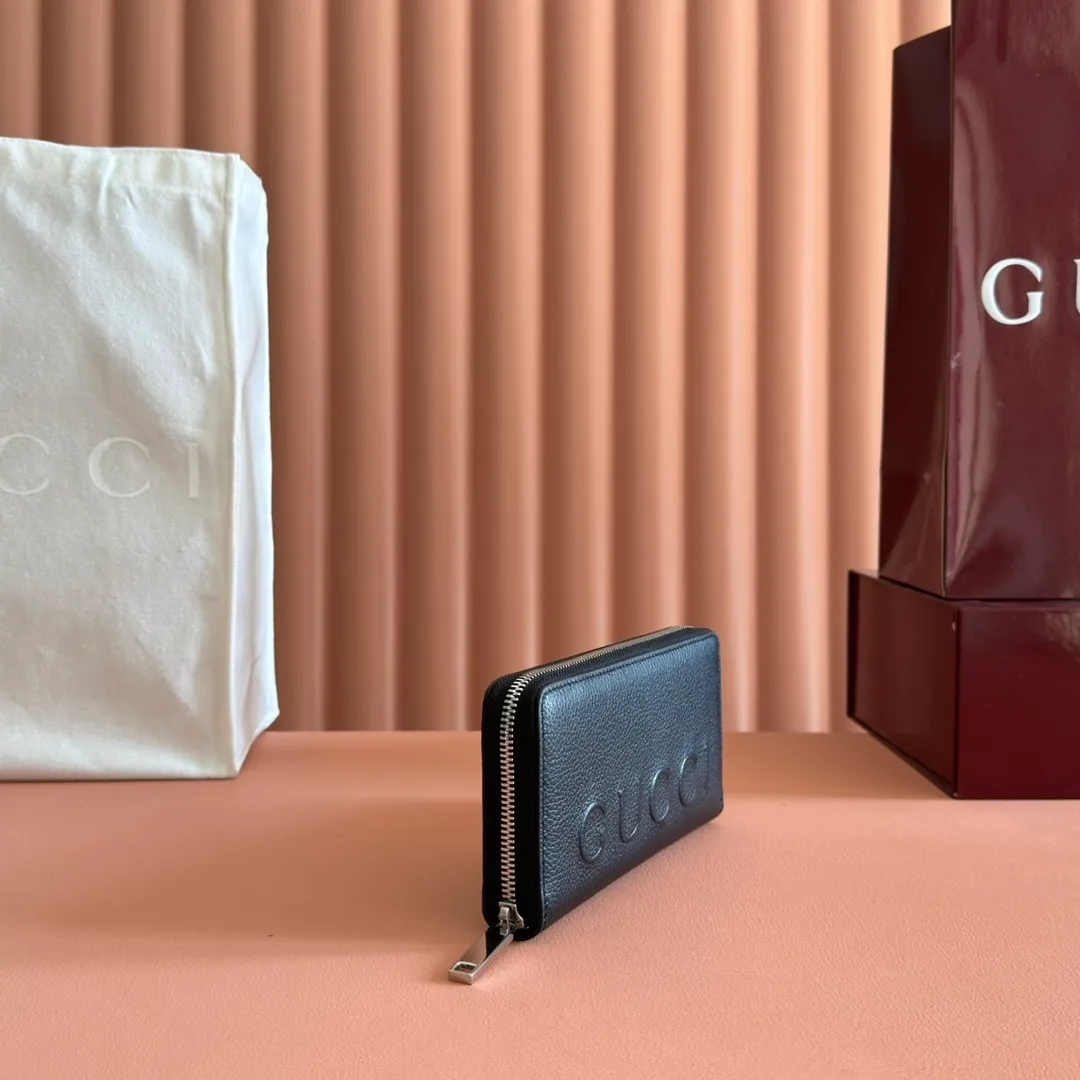p500. 💋💋💋"With full set of original counter packaging"💕[New Product] The GG Marmont series features colorful details as eye-catching highlights, and novel functions add vitality to classic silhouettes. This bifold wallet is made of cowhide, black cowhide, black moiré fabric lining, twelve card compartments and three ticket compartments, zippered coin pocket, weight: approx. 0.23 kg, model number: 835120. Dimensions: 10.5 cm (length) x 19 cm (width) x 2 cm (thickness) Color: black full leather. Made in Italy