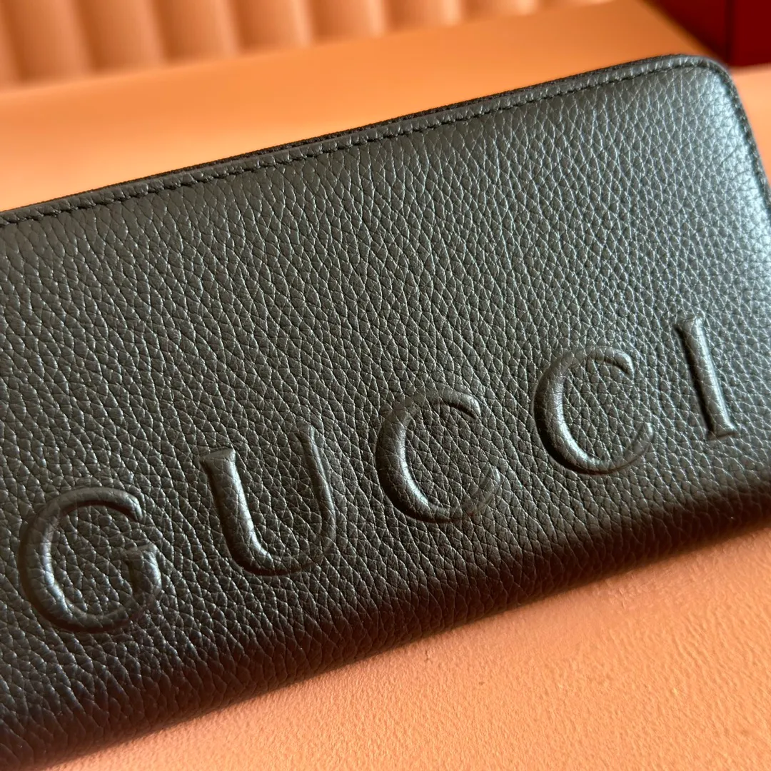 p500. 💋💋💋"With full set of original counter packaging"💕[New Product] The GG Marmont series features colorful details as eye-catching highlights, and novel functions add vitality to classic silhouettes. This bifold wallet is made of cowhide, black cowhide, black moiré fabric lining, twelve card compartments and three ticket compartments, zippered coin pocket, weight: approx. 0.23 kg, model number: 835120. Dimensions: 10.5 cm (length) x 19 cm (width) x 2 cm (thickness) Color: black full leather. Made in Italy