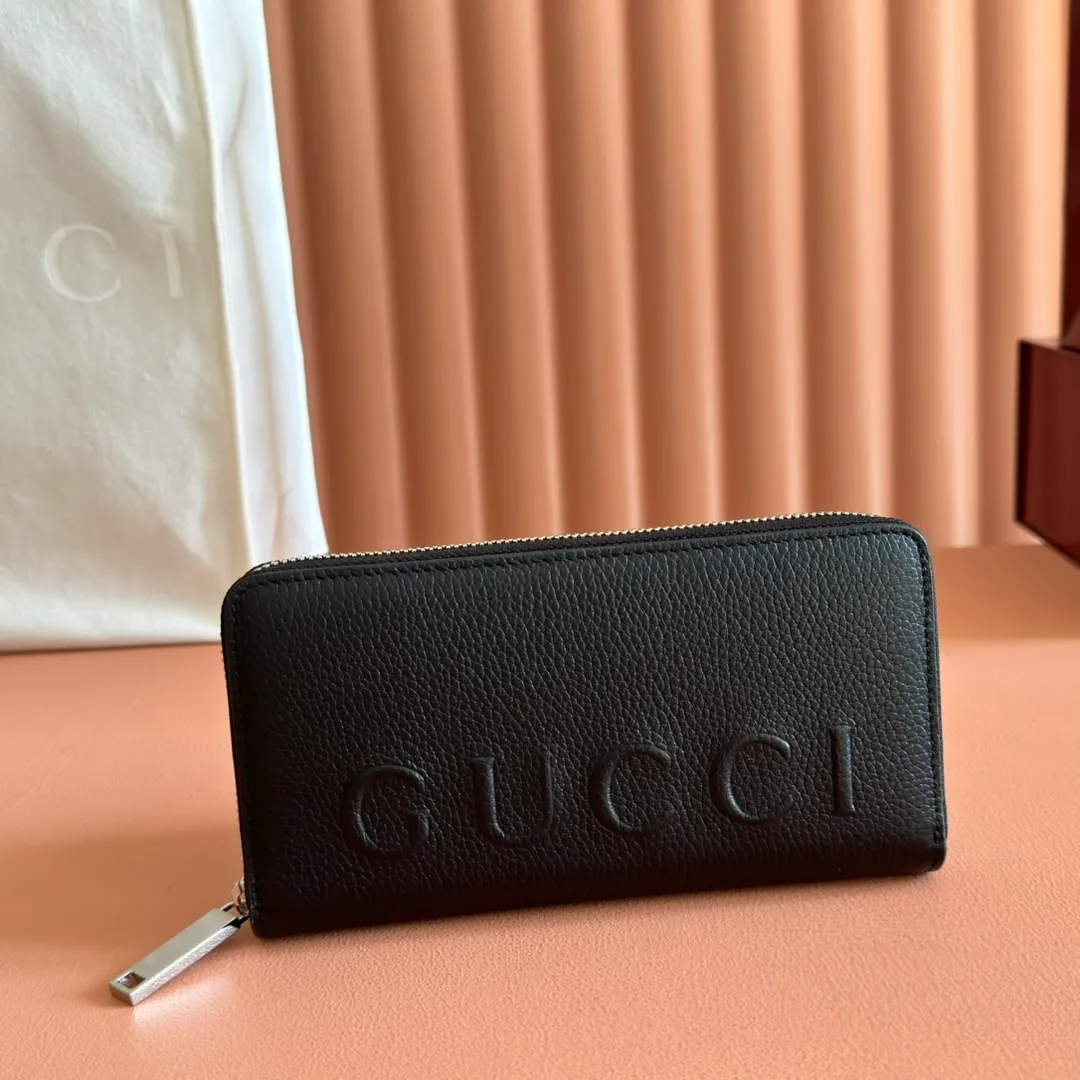 p500. 💋💋💋"With full set of original counter packaging"💕[New Product] The GG Marmont series features colorful details as eye-catching highlights, and novel functions add vitality to classic silhouettes. This bifold wallet is made of cowhide, black cowhide, black moiré fabric lining, twelve card compartments and three ticket compartments, zippered coin pocket, weight: approx. 0.23 kg, model number: 835120. Dimensions: 10.5 cm (length) x 19 cm (width) x 2 cm (thickness) Color: black full leather. Made in Italy