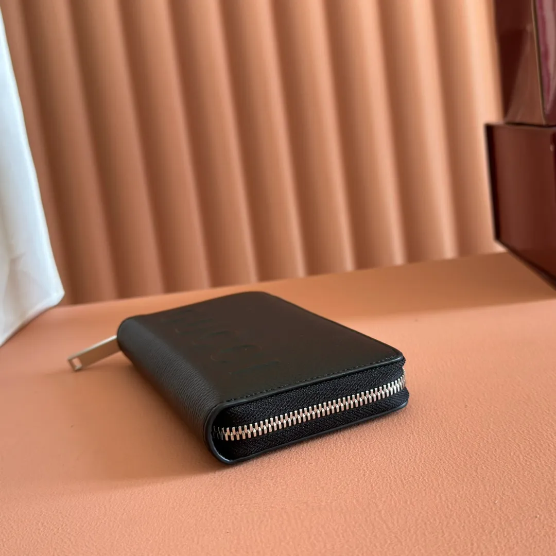 p500. 💋💋💋"With full set of original counter packaging"💕[New Product] The GG Marmont series features colorful details as eye-catching highlights, and novel functions add vitality to classic silhouettes. This bifold wallet is made of cowhide, black cowhide, black moiré fabric lining, twelve card compartments and three ticket compartments, zippered coin pocket, weight: approx. 0.23 kg, model number: 835120. Dimensions: 10.5 cm (length) x 19 cm (width) x 2 cm (thickness) Color: black full leather. Made in Italy