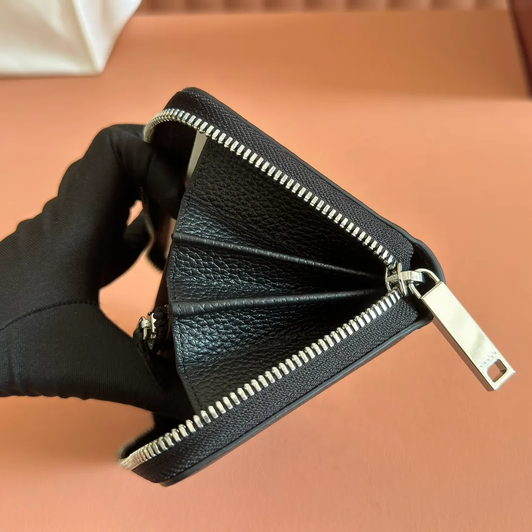 p500. 💋💋💋"With full set of original counter packaging"💕[New Product] The GG Marmont series features colorful details as eye-catching highlights, and novel functions add vitality to classic silhouettes. This bifold wallet is made of cowhide, black cowhide, black moiré fabric lining, twelve card compartments and three ticket compartments, zippered coin pocket, weight: approx. 0.23 kg, model number: 835120. Dimensions: 10.5 cm (length) x 19 cm (width) x 2 cm (thickness) Color: black full leather. Made in Italy