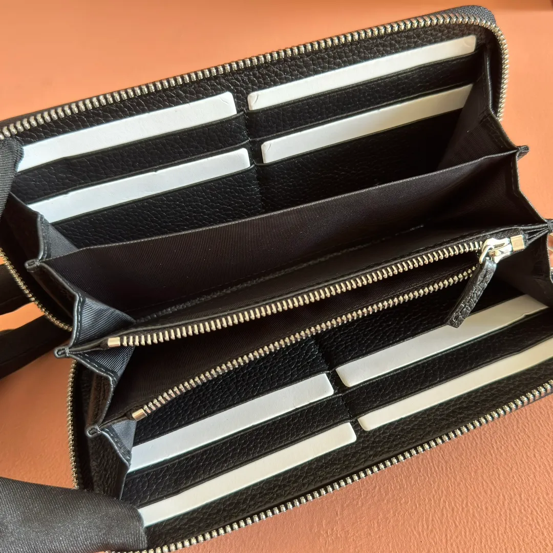 p500. 💋💋💋"With full set of original counter packaging"💕[New Product] The GG Marmont series features colorful details as eye-catching highlights, and novel functions add vitality to classic silhouettes. This bifold wallet is made of cowhide, black cowhide, black moiré fabric lining, twelve card compartments and three ticket compartments, zippered coin pocket, weight: approx. 0.23 kg, model number: 835120. Dimensions: 10.5 cm (length) x 19 cm (width) x 2 cm (thickness) Color: black full leather. Made in Italy