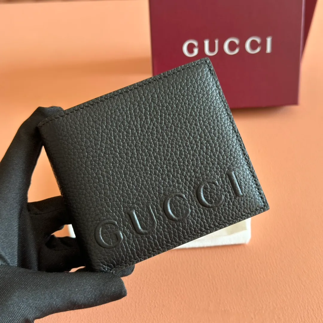 p340. 💋💋💋"With full set of original counter packaging" In the 2025 early autumn series, selected small leather accessories with embossed Gucci logo are back. Crafted from grained calf leather, this bifold wallet features multiple card and bill compartments, combining functionality with sophistication. Black grained calfskin. Burgundy moiré fabric lining. Gucci printed embossed logo. Interior: 6 card compartments and 1 bill compartment. Ident.: 835119. Dimensions when closed: 11cm (width) x 9cm (h); Dimensions when open: 21cm (width) x 9cm (h) Weight: approx. 100g Color: black full leather. Made in Italy