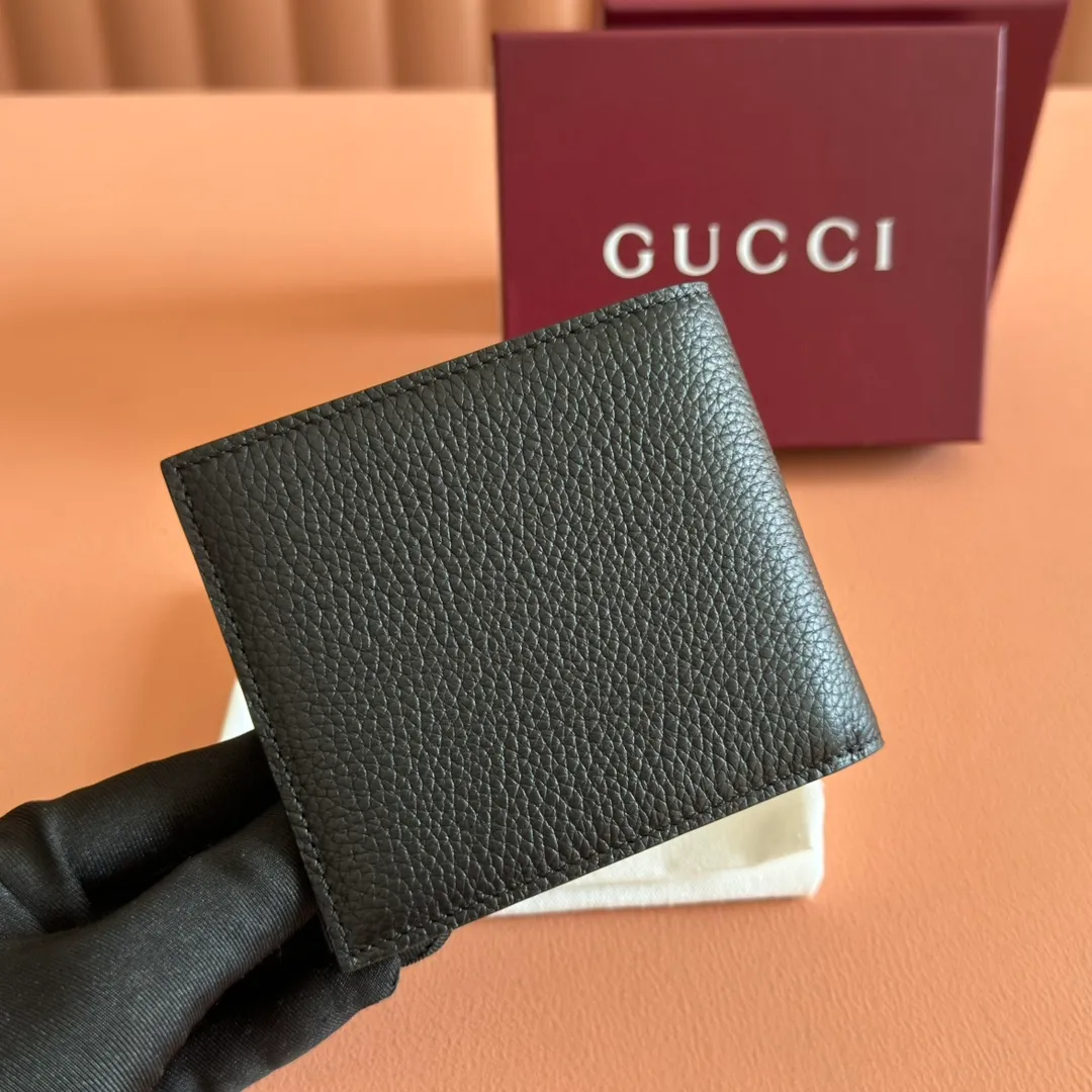 p340. 💋💋💋"With full set of original counter packaging" In the 2025 early autumn series, selected small leather accessories with embossed Gucci logo are back. Crafted from grained calf leather, this bifold wallet features multiple card and bill compartments, combining functionality with sophistication. Black grained calfskin. Burgundy moiré fabric lining. Gucci printed embossed logo. Interior: 6 card compartments and 1 bill compartment. Ident.: 835119. Dimensions when closed: 11cm (width) x 9cm (h); Dimensions when open: 21cm (width) x 9cm (h) Weight: approx. 100g Color: black full leather. Made in Italy
