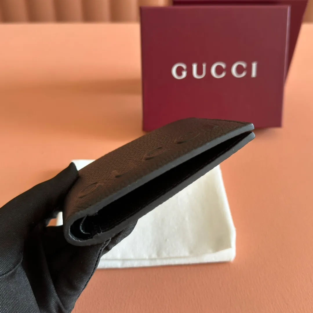 p340. 💋💋💋"With full set of original counter packaging" In the 2025 early autumn series, selected small leather accessories with embossed Gucci logo are back. Crafted from grained calf leather, this bifold wallet features multiple card and bill compartments, combining functionality with sophistication. Black grained calfskin. Burgundy moiré fabric lining. Gucci printed embossed logo. Interior: 6 card compartments and 1 bill compartment. Ident.: 835119. Dimensions when closed: 11cm (width) x 9cm (h); Dimensions when open: 21cm (width) x 9cm (h) Weight: approx. 100g Color: black full leather. Made in Italy