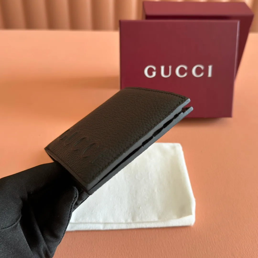 p340. 💋💋💋"With full set of original counter packaging" In the 2025 early autumn series, selected small leather accessories with embossed Gucci logo are back. Crafted from grained calf leather, this bifold wallet features multiple card and bill compartments, combining functionality with sophistication. Black grained calfskin. Burgundy moiré fabric lining. Gucci printed embossed logo. Interior: 6 card compartments and 1 bill compartment. Ident.: 835119. Dimensions when closed: 11cm (width) x 9cm (h); Dimensions when open: 21cm (width) x 9cm (h) Weight: approx. 100g Color: black full leather. Made in Italy