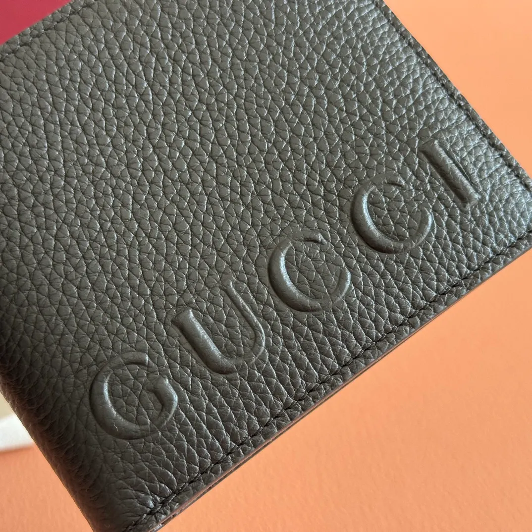 p340. 💋💋💋"With full set of original counter packaging" In the 2025 early autumn series, selected small leather accessories with embossed Gucci logo are back. Crafted from grained calf leather, this bifold wallet features multiple card and bill compartments, combining functionality with sophistication. Black grained calfskin. Burgundy moiré fabric lining. Gucci printed embossed logo. Interior: 6 card compartments and 1 bill compartment. Ident.: 835119. Dimensions when closed: 11cm (width) x 9cm (h); Dimensions when open: 21cm (width) x 9cm (h) Weight: approx. 100g Color: black full leather. Made in Italy