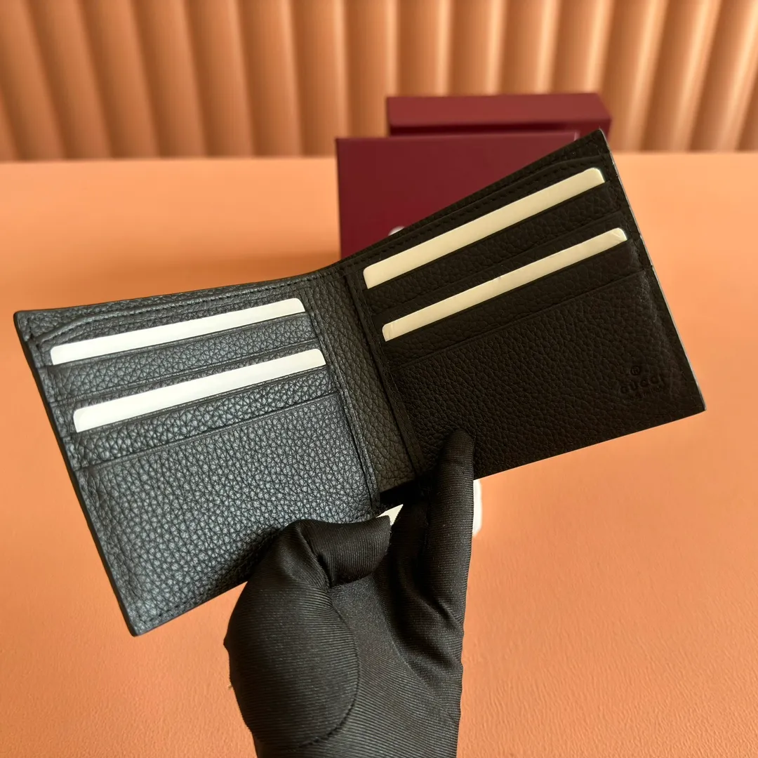 p340. 💋💋💋"With full set of original counter packaging" In the 2025 early autumn series, selected small leather accessories with embossed Gucci logo are back. Crafted from grained calf leather, this bifold wallet features multiple card and bill compartments, combining functionality with sophistication. Black grained calfskin. Burgundy moiré fabric lining. Gucci printed embossed logo. Interior: 6 card compartments and 1 bill compartment. Ident.: 835119. Dimensions when closed: 11cm (width) x 9cm (h); Dimensions when open: 21cm (width) x 9cm (h) Weight: approx. 100g Color: black full leather. Made in Italy