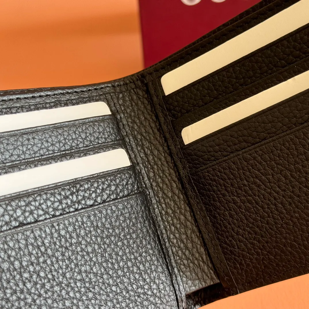 p340. 💋💋💋"With full set of original counter packaging" In the 2025 early autumn series, selected small leather accessories with embossed Gucci logo are back. Crafted from grained calf leather, this bifold wallet features multiple card and bill compartments, combining functionality with sophistication. Black grained calfskin. Burgundy moiré fabric lining. Gucci printed embossed logo. Interior: 6 card compartments and 1 bill compartment. Ident.: 835119. Dimensions when closed: 11cm (width) x 9cm (h); Dimensions when open: 21cm (width) x 9cm (h) Weight: approx. 100g Color: black full leather. Made in Italy