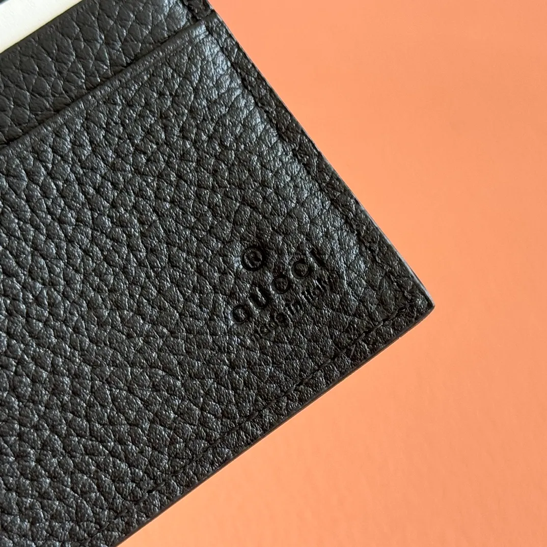 p340. 💋💋💋"With full set of original counter packaging" In the 2025 early autumn series, selected small leather accessories with embossed Gucci logo are back. Crafted from grained calf leather, this bifold wallet features multiple card and bill compartments, combining functionality with sophistication. Black grained calfskin. Burgundy moiré fabric lining. Gucci printed embossed logo. Interior: 6 card compartments and 1 bill compartment. Ident.: 835119. Dimensions when closed: 11cm (width) x 9cm (h); Dimensions when open: 21cm (width) x 9cm (h) Weight: approx. 100g Color: black full leather. Made in Italy