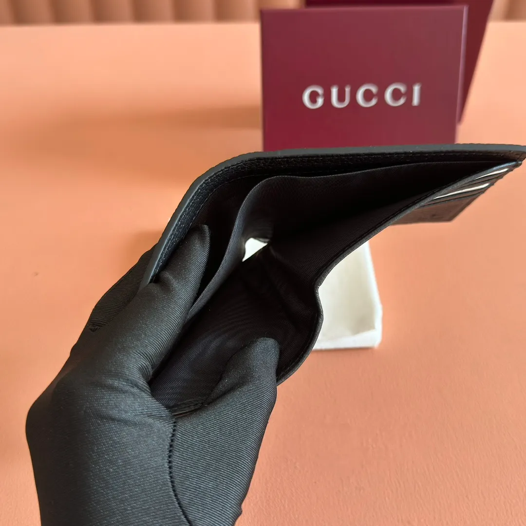 p340. 💋💋💋"With full set of original counter packaging" In the 2025 early autumn series, selected small leather accessories with embossed Gucci logo are back. Crafted from grained calf leather, this bifold wallet features multiple card and bill compartments, combining functionality with sophistication. Black grained calfskin. Burgundy moiré fabric lining. Gucci printed embossed logo. Interior: 6 card compartments and 1 bill compartment. Ident.: 835119. Dimensions when closed: 11cm (width) x 9cm (h); Dimensions when open: 21cm (width) x 9cm (h) Weight: approx. 100g Color: black full leather. Made in Italy