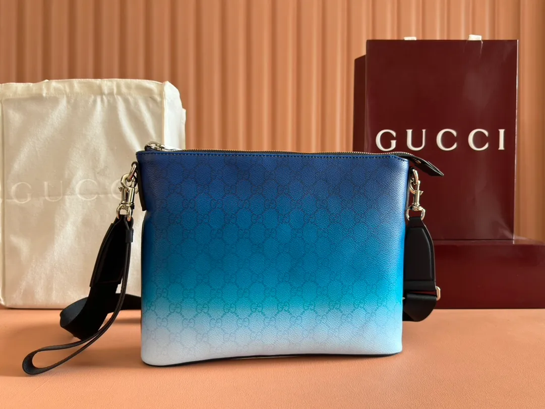 p1020💋💋💋【Full set of packaging at the counter】🔥The unique blue gradient effect printing adds fashionable beauty to this basic functional item. This clutch bag is made of GG Monogram coated fabric and has an all-over gradient print for an elegant style. Gradient blue GG Monogram coated fabric All-over gradient print Blue cotton and linen lining Interior: 1 zip pocket Detachable wrist strap (17 cm high) Zip closure Ref.: 835692. Dimensions: 31cm (width) x 24.5cm (height) x 5cm (depth) Weight: approx. 0.7kg Color: gradient blue/original leather. Made in Italy