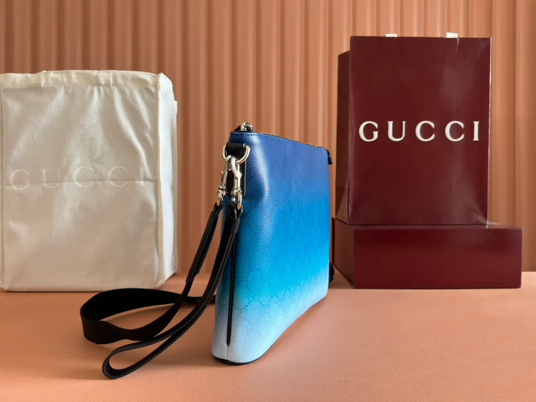 p1020💋💋💋【Full set of packaging at the counter】🔥The unique blue gradient effect printing adds fashionable beauty to this basic functional item. This clutch bag is made of GG Monogram coated fabric and has an all-over gradient print for an elegant style. Gradient blue GG Monogram coated fabric All-over gradient print Blue cotton and linen lining Interior: 1 zip pocket Detachable wrist strap (17 cm high) Zip closure Ref.: 835692. Dimensions: 31cm (width) x 24.5cm (height) x 5cm (depth) Weight: approx. 0.7kg Color: gradient blue/original leather. Made in Italy