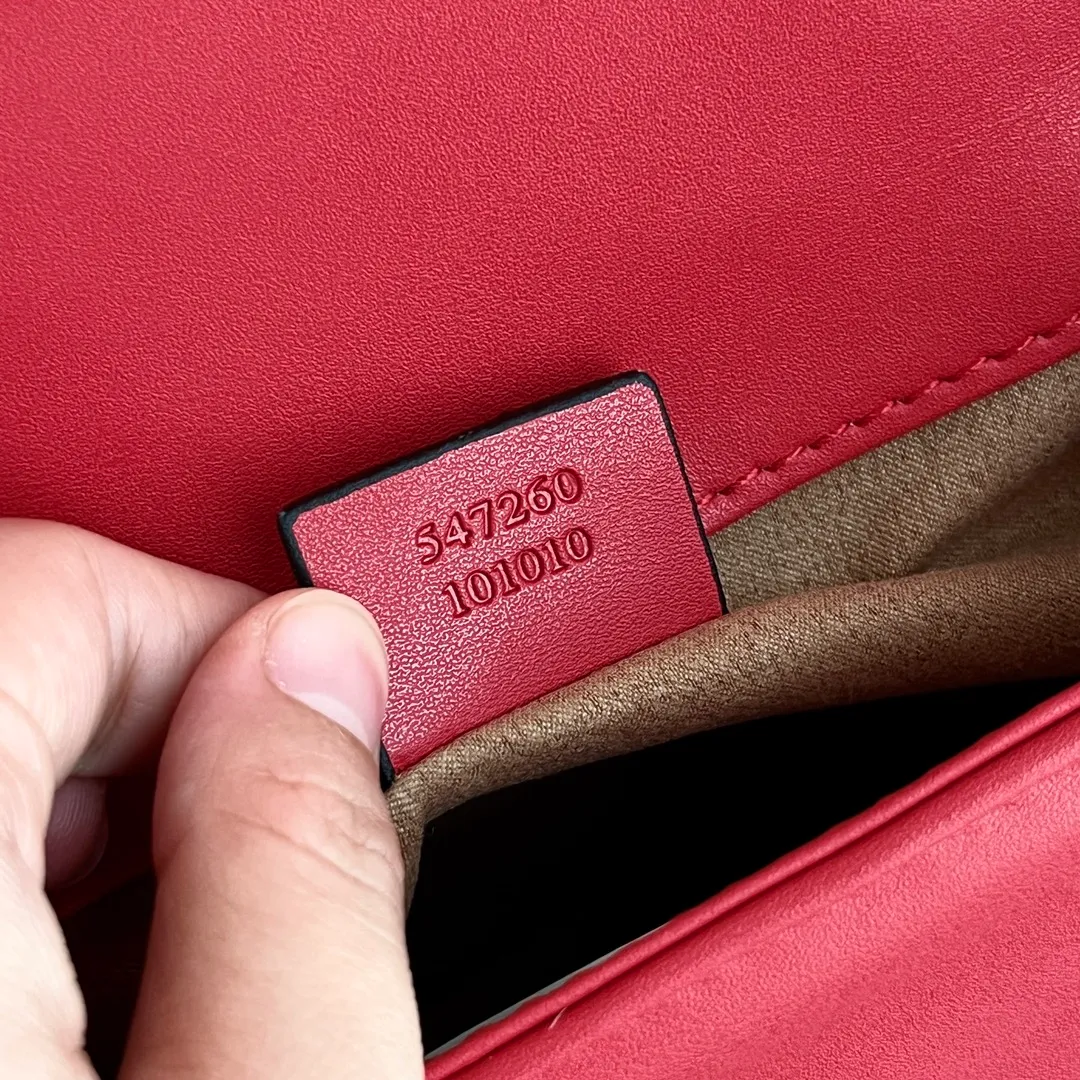 Actual shot #💰340 Style number: 547260 Size: 21*15.5*8cm GG Marmont mini messenger bag is still in the limelight this year. The iconic double G logo carries Gucci’s literary and romantic story. The new mini series is a vivid interpretation of retro and gorgeousness. It is so cute ~ Handheld ✅ One shoulder ✅ Crossbody✅