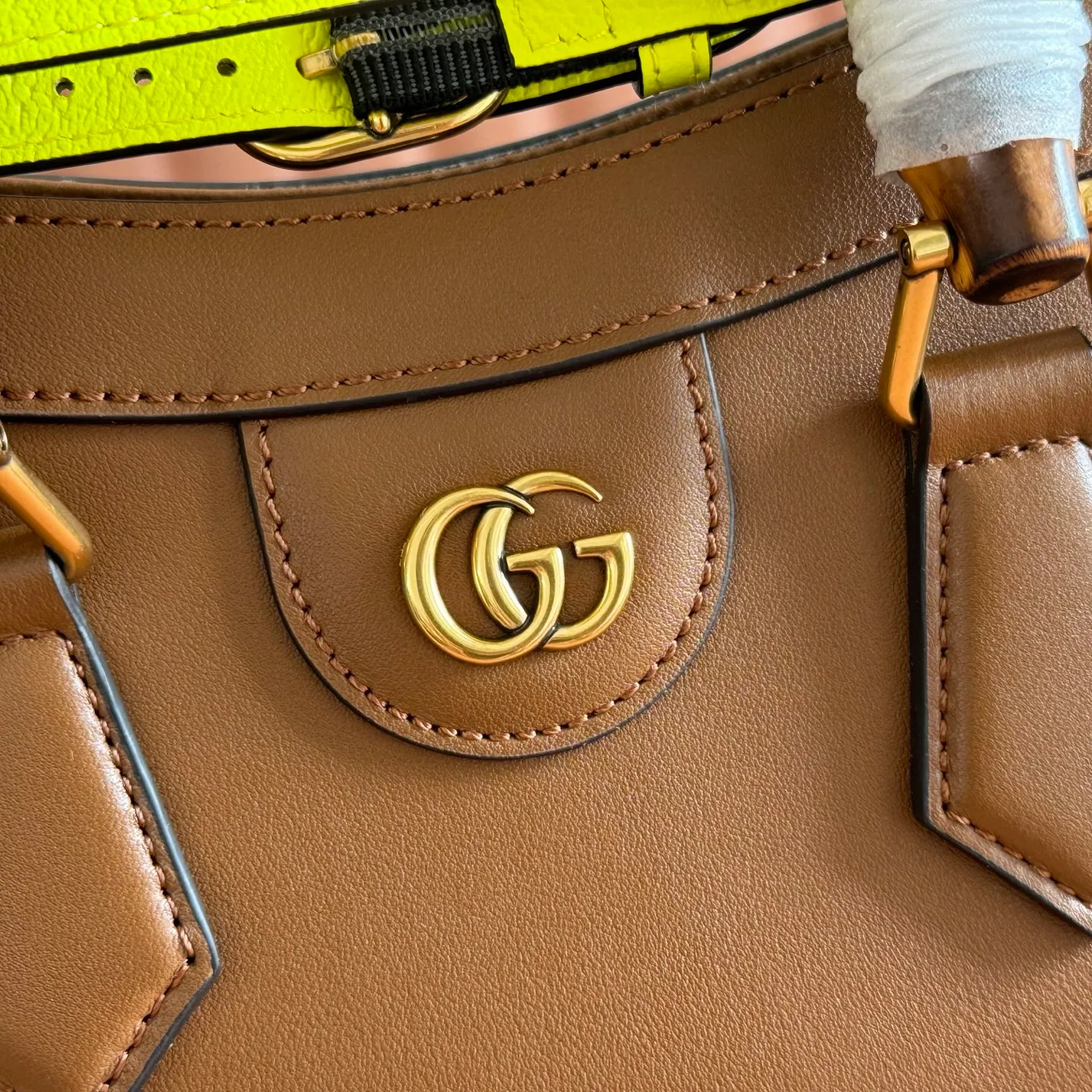 p1480. 💋💋💋【Original leather accessories 🌈 Equipped with full counter packaging】🔥🔥The small tote bag combines two recognizable brand elements, bamboo handles and double G accessories. The white leather material contrasts with the two neon buckles, highlighting the smart and elegant temperament. Size: 27*24*11cm Model: 660195.