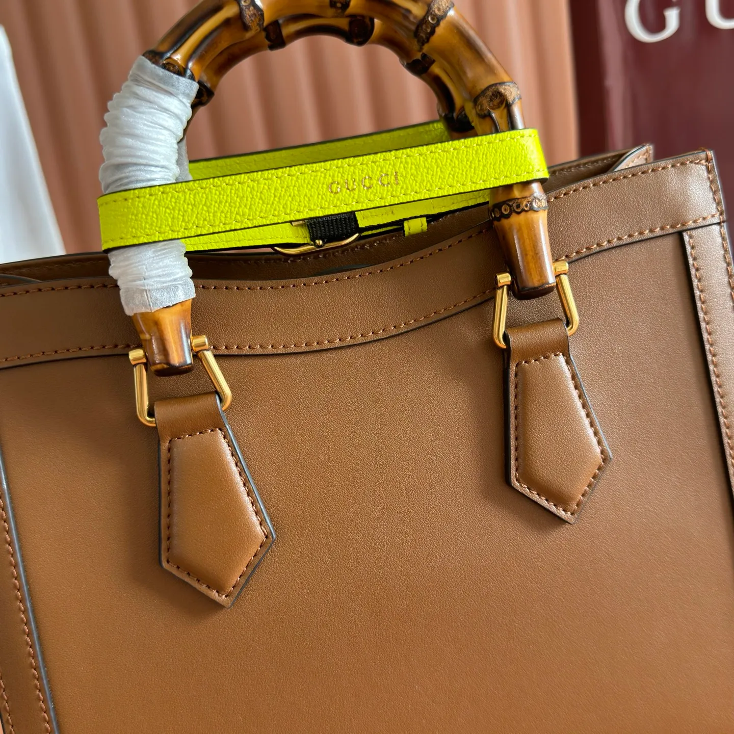 p1480. 💋💋💋【Original leather accessories 🌈 Equipped with full counter packaging】🔥🔥The small tote bag combines two recognizable brand elements, bamboo handles and double G accessories. The white leather material contrasts with the two neon buckles, highlighting the smart and elegant temperament. Size: 27*24*11cm Model: 660195.