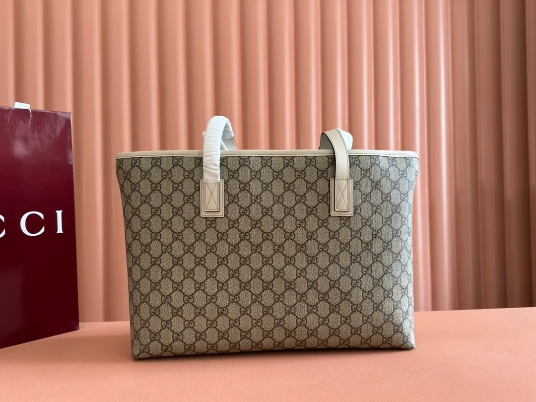 p600. 📣📣📣【gucci】‼ ️G Home👉New style. The market's top exclusive goods control, special/counter quality 💯Using imported cowhide, original hardware! Exquisite workmanship. 💯Exclusive physical photos📷👉The quality can be seen in the picture👄👄😘😘. Style number: 211137. Dimensions: width 38*height 28*side width 11. Color: white.