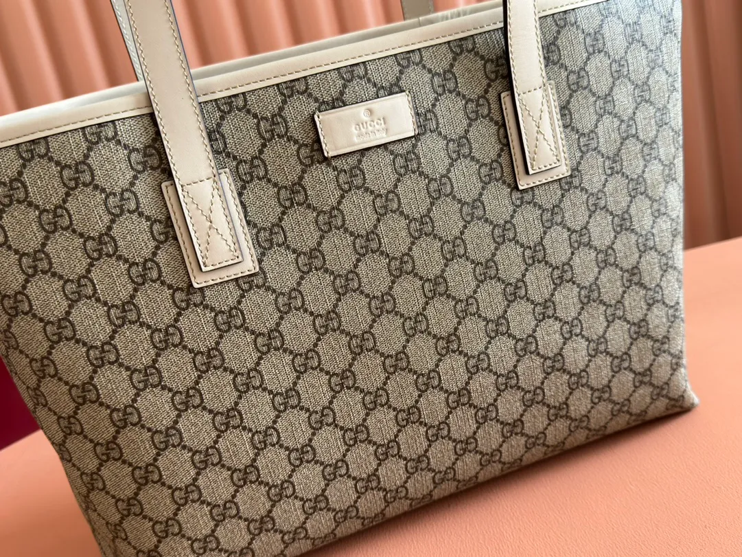 p600. 📣📣📣【gucci】‼ ️G Home👉New style. The market's top exclusive goods control, special/counter quality 💯Using imported cowhide, original hardware! Exquisite workmanship. 💯Exclusive physical photos📷👉The quality can be seen in the picture👄👄😘😘. Style number: 211137. Dimensions: width 38*height 28*side width 11. Color: white.