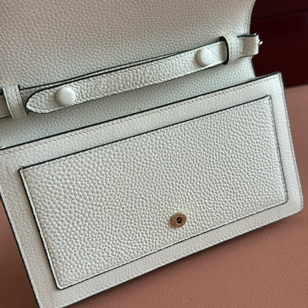p980. 💋💋💋Original leather configuration counter complete packaging [New product] This Dionysus series chain wallet is crafted from light blue grain leather and cleverly integrated into the double tiger head lock with buttons. The shape is small and exquisite yet elegant, and equipped with a fixed chain shoulder strap, making it a sophisticated bag suitable for day and night. Light blue grained leather Light gold-tone hardware Internal: 6 card compartments, 1 zip pocket External: One flat pocket Double tiger head closure with button Weight: approx. 0.42 kg Model number: 837373. Dimensions: 20cm (width) x 11.5cm (height) x 2.5cm (depth) Color White full leather. Made in Italy
