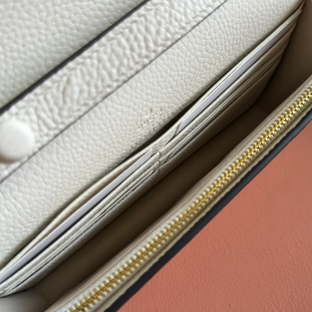 p980. 💋💋💋Original leather configuration counter complete packaging [New product] This Dionysus series chain wallet is crafted from light blue grain leather and cleverly integrated into the double tiger head lock with buttons. The shape is small and exquisite yet elegant, and equipped with a fixed chain shoulder strap, making it a sophisticated bag suitable for day and night. Light blue grained leather Light gold-tone hardware Internal: 6 card compartments, 1 zip pocket External: One flat pocket Double tiger head closure with button Weight: approx. 0.42 kg Model number: 837373. Dimensions: 20cm (width) x 11.5cm (height) x 2.5cm (depth) Color White full leather. Made in Italy