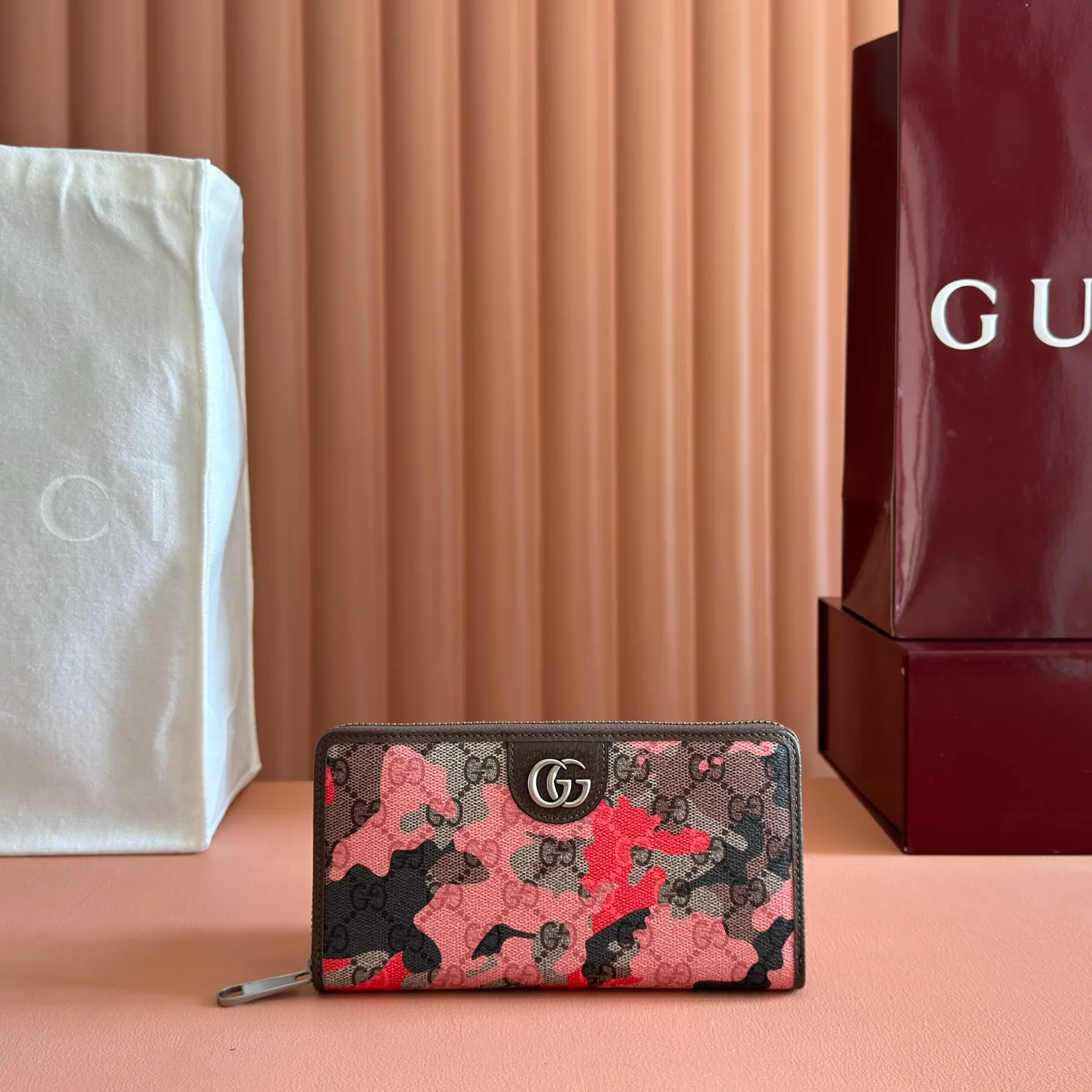 p480. 💋💋💋【With full set of original counter packaging】Vivid camouflage combined with unique color matching, a new interpretation of the classic GG pattern. This full-zip wallet is crafted from coated fabric with a marbled GG monogram pattern and features Double G details. Green and yellow camouflage marbled GG monogram coated fabric Brown leather trim Palladium tone hardware Brown taffeta lining Double G Web detail Interior: 12 card compartments, 3 bill compartments and 1 zipped coin pocket Zip closure Ident No.: 834694. Dimensions: 19cm (width) x 10.5cm (height) x 2.5cm (depth) Weight: approx. 230g Color: red camouflage/pvc. Made in Italy