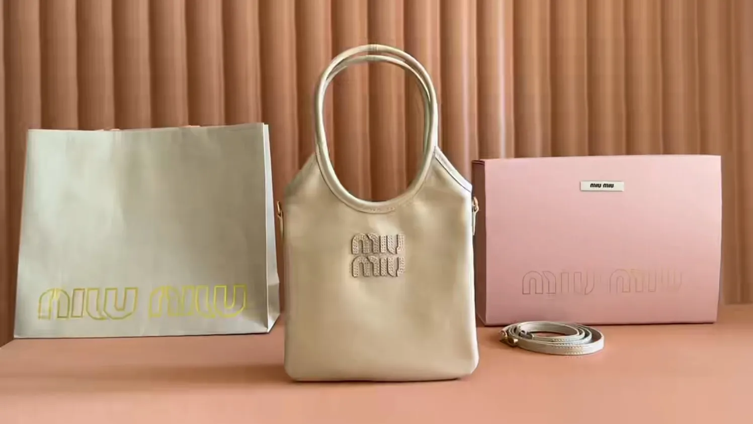 p1240💋💋💋【Equipped with full set of counter packaging and premium hardware original leather】IVY cow leather tote bag small handbag/crossbody bag~ This cowhide leather tote bag is decorated with metal details brand letter logo, showing classic style and very recognizable. Size: W20×H24cm No./5BG281