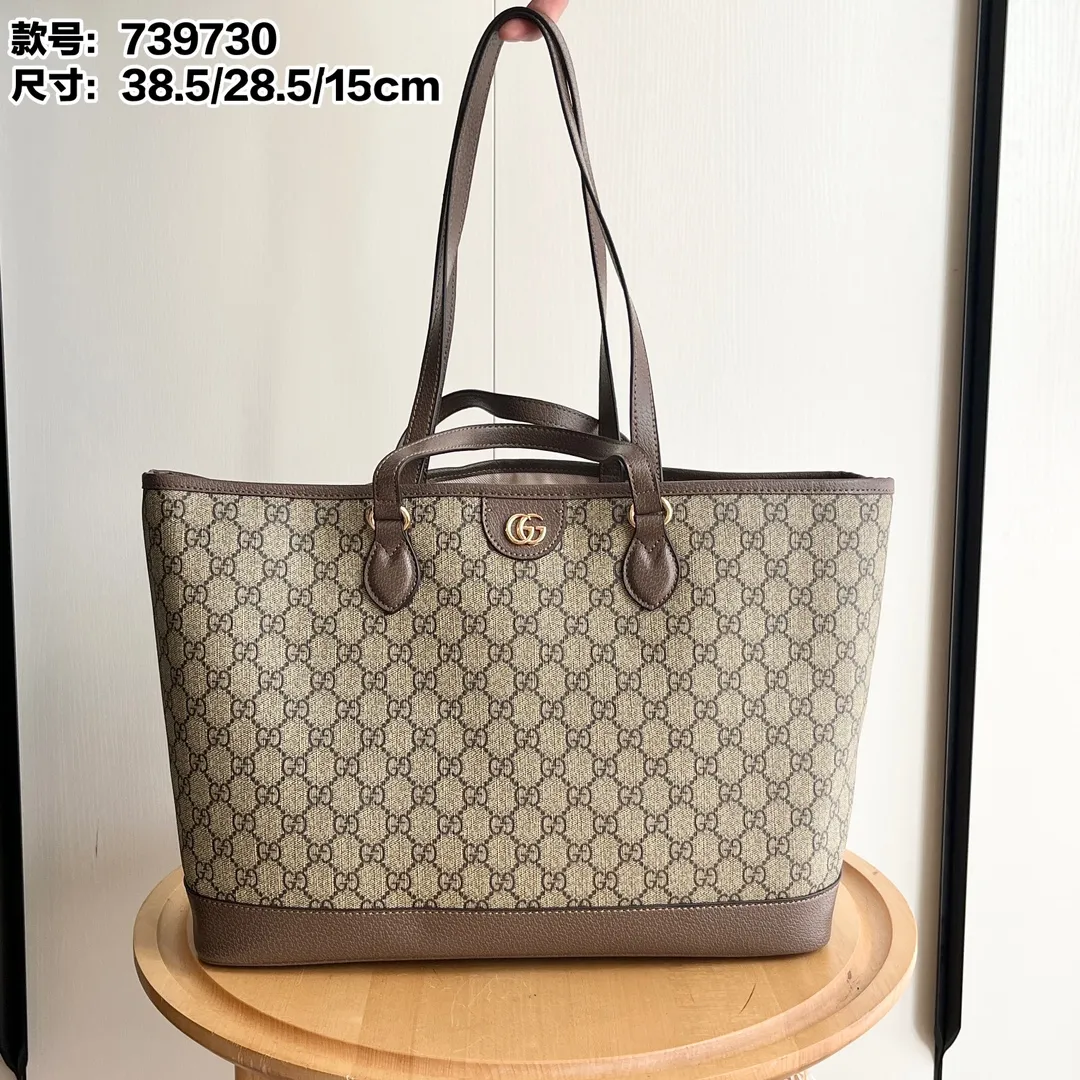 Actual shot #💰300 Model: 739730 Size: 38.5x28.5x15cm The GG Ophidia series is still one of Gucci’s iconic handbags. The brand launches new styles every season, creating versatile accessories that suit every look. Two handles give this tote a multi-functional character, allowing it to be worn as a shoulder bag or as a handbag. As a classic design element, the Double G has been deeply embedded in the brand's design. On this handbag, it is presented in a dazzling manner, contrasting with the GG Supreme canvas and brown leather piping.