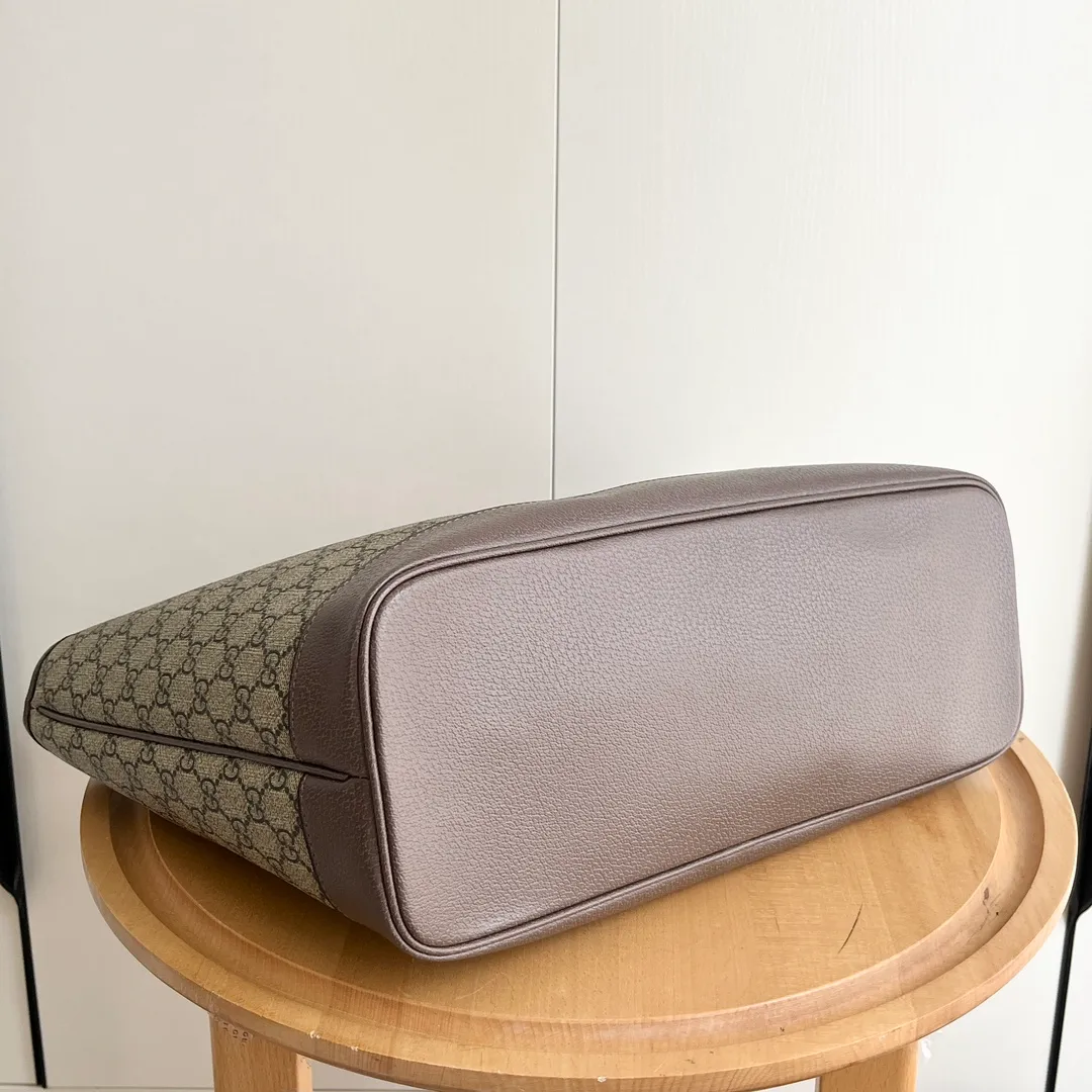 Actual shot #💰300 Model: 739730 Size: 38.5x28.5x15cm The GG Ophidia series is still one of Gucci’s iconic handbags. The brand launches new styles every season, creating versatile accessories that suit every look. Two handles give this tote a multi-functional character, allowing it to be worn as a shoulder bag or as a handbag. As a classic design element, the Double G has been deeply embedded in the brand's design. On this handbag, it is presented in a dazzling manner, contrasting with the GG Supreme canvas and brown leather piping.