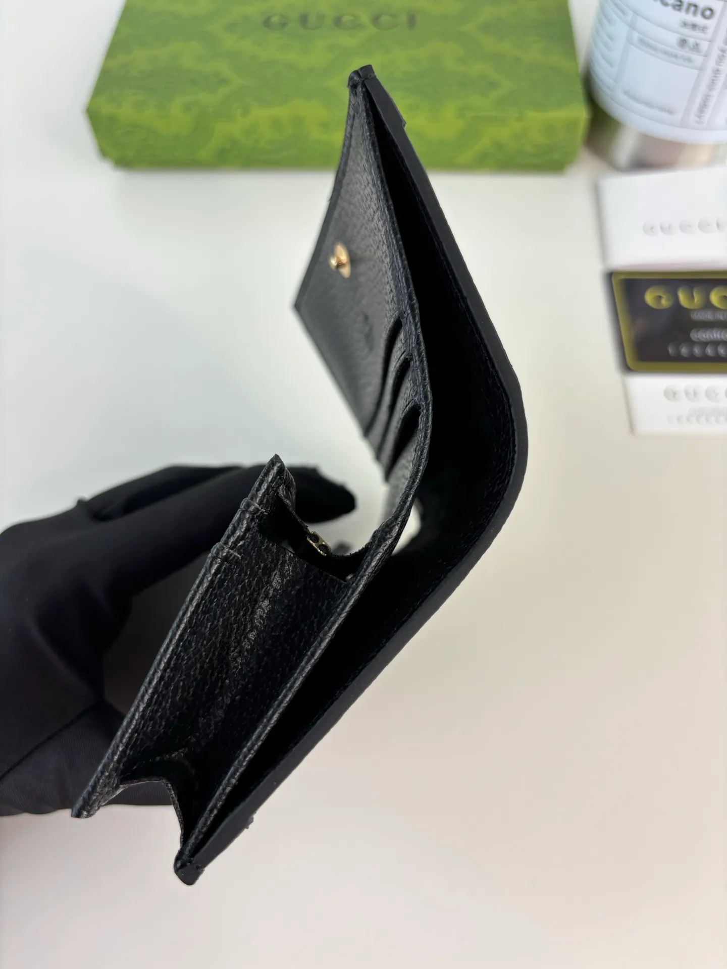 💰150 new models available on GUCCI official website! Ophidia series ~ short card holder ~ wallet, made of GG Supreme pig grain cowhide, with iconic double G hardware marks, classic red and green webbing, high-end cotton zipper ~ refined! Style number: 523155 Size: 11cm x 9cm x 3cm Color: black