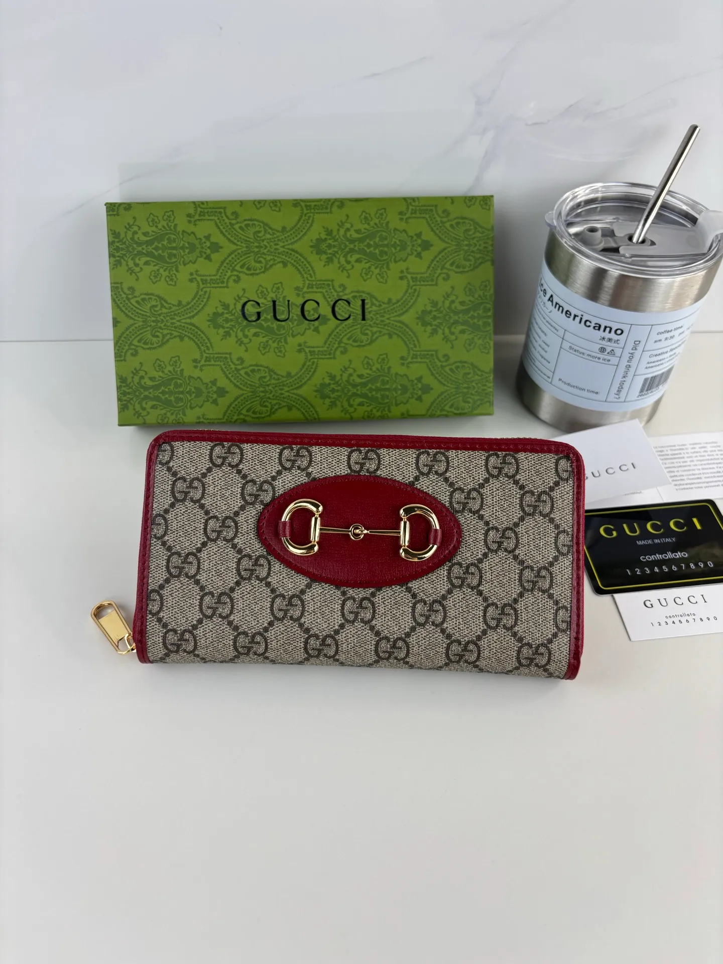 💰170 GUCCl The newly launched Gucci 1955 horsebit card holder is made of GG Supreme high-grade artificial canvas and brown leather. This series adopts the double ring and long strip design that is in line with the handbag. This detail is inspired by the equestrian origin of the brand. It is one of Gucci's classic heritage and one of the brand's most representative symbolic elements. Style number: 621889 Size: 19.5cm x 10cm x 3cm Color: red