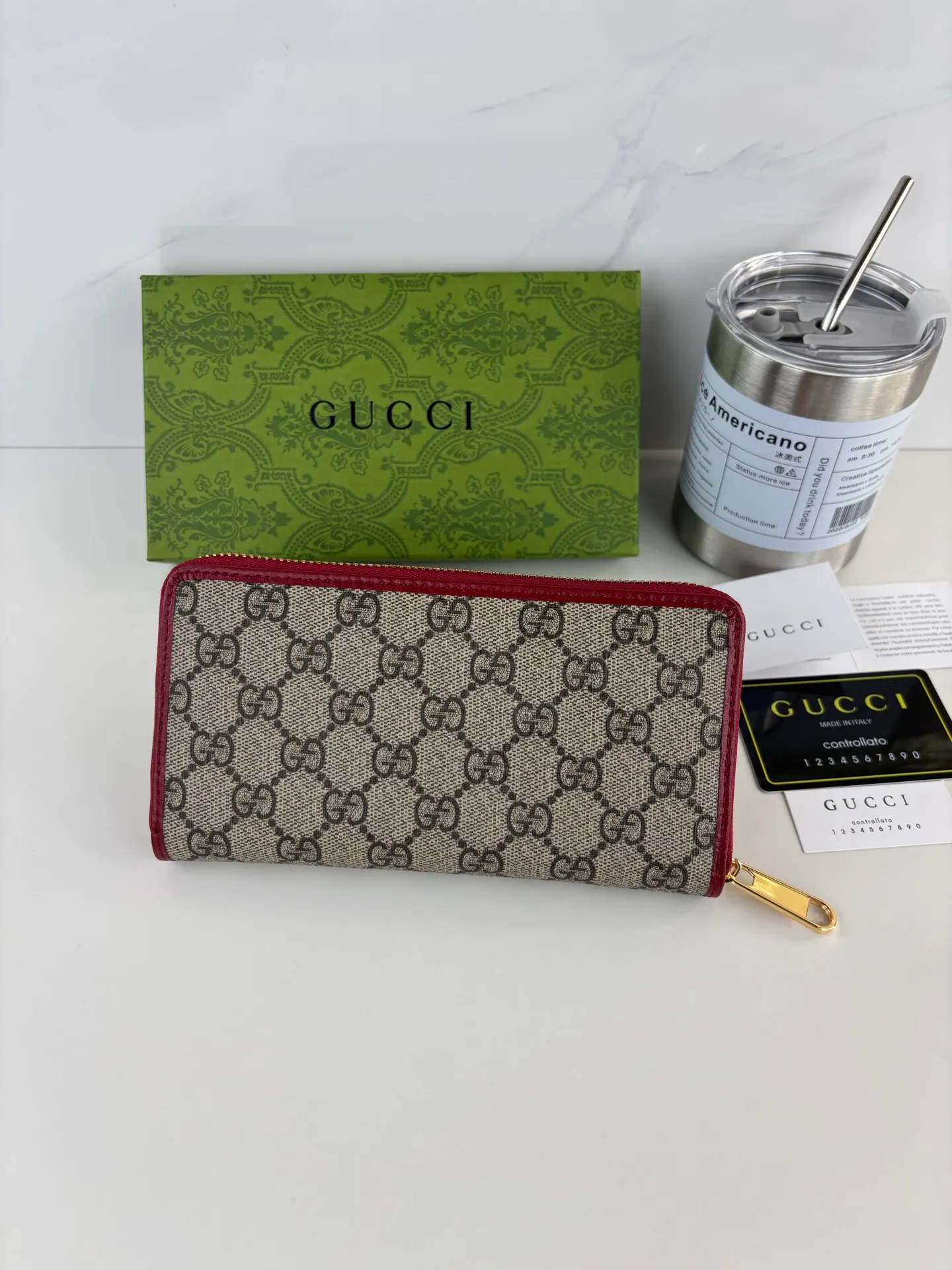 💰170 GUCCl The newly launched Gucci 1955 horsebit card holder is made of GG Supreme high-grade artificial canvas and brown leather. This series adopts the double ring and long strip design that is in line with the handbag. This detail is inspired by the equestrian origin of the brand. It is one of Gucci's classic heritage and one of the brand's most representative symbolic elements. Style number: 621889 Size: 19.5cm x 10cm x 3cm Color: red