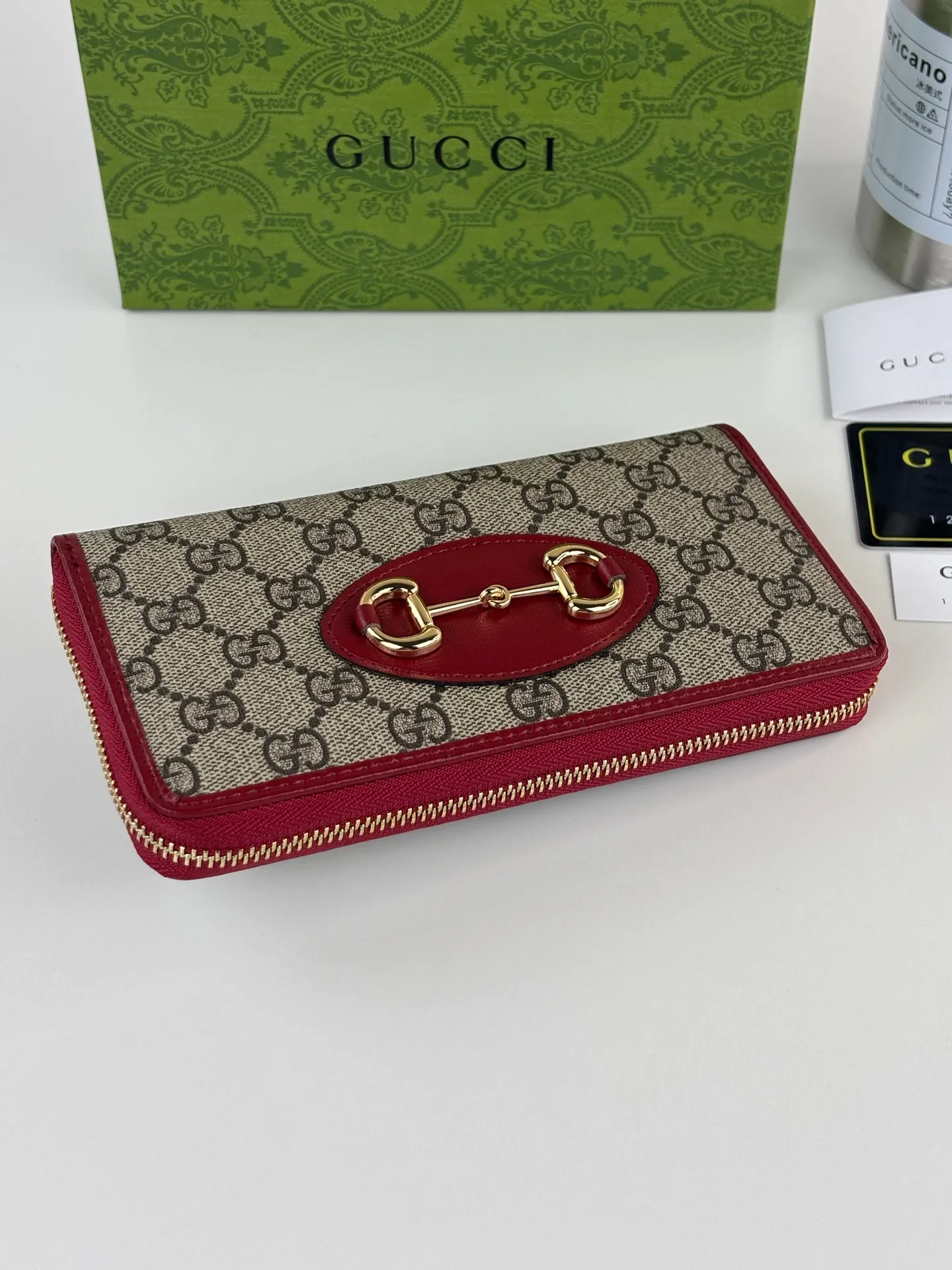 💰170 GUCCl The newly launched Gucci 1955 horsebit card holder is made of GG Supreme high-grade artificial canvas and brown leather. This series adopts the double ring and long strip design that is in line with the handbag. This detail is inspired by the equestrian origin of the brand. It is one of Gucci's classic heritage and one of the brand's most representative symbolic elements. Style number: 621889 Size: 19.5cm x 10cm x 3cm Color: red