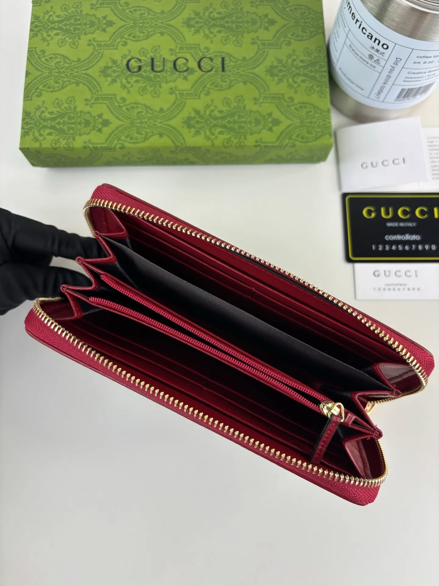 💰170 GUCCl The newly launched Gucci 1955 horsebit card holder is made of GG Supreme high-grade artificial canvas and brown leather. This series adopts the double ring and long strip design that is in line with the handbag. This detail is inspired by the equestrian origin of the brand. It is one of Gucci's classic heritage and one of the brand's most representative symbolic elements. Style number: 621889 Size: 19.5cm x 10cm x 3cm Color: red