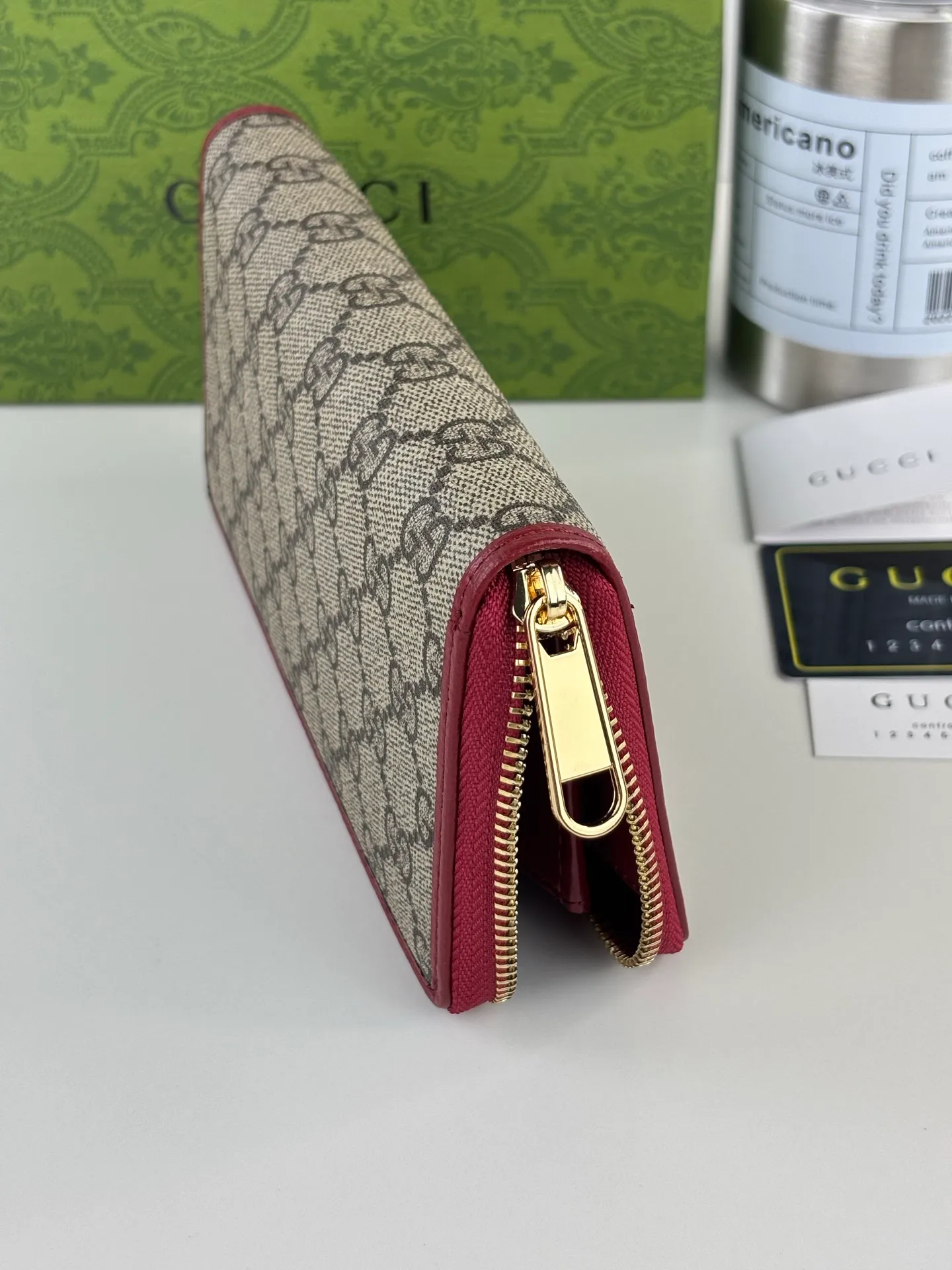 💰170 GUCCl The newly launched Gucci 1955 horsebit card holder is made of GG Supreme high-grade artificial canvas and brown leather. This series adopts the double ring and long strip design that is in line with the handbag. This detail is inspired by the equestrian origin of the brand. It is one of Gucci's classic heritage and one of the brand's most representative symbolic elements. Style number: 621889 Size: 19.5cm x 10cm x 3cm Color: red