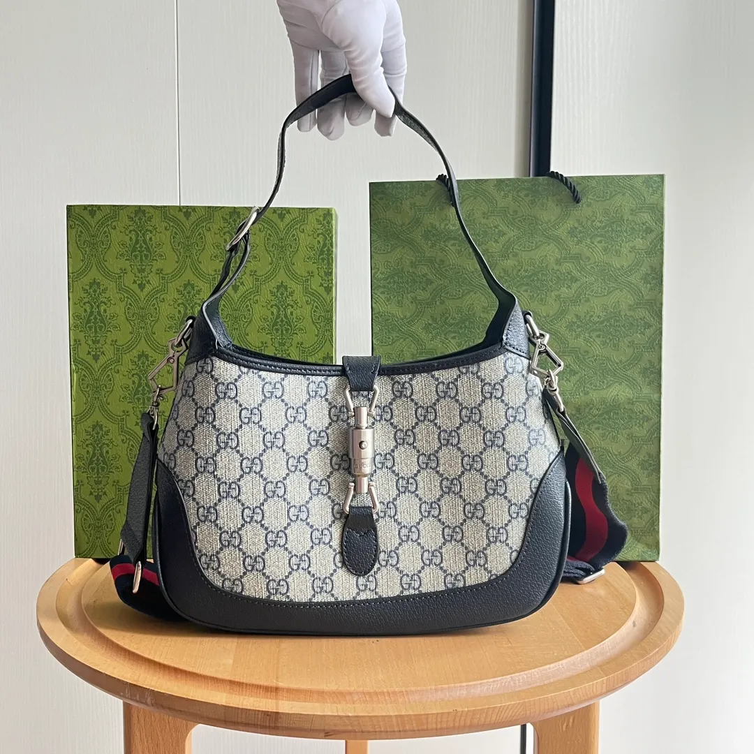 Actual shot #💰340 Model: 678843. Blue glue size: 28x 19x 4.5cm.   💕💕Gucci UN3AG 1294 product details. Gucci's "Aria-Fashion Aria" series uses modern techniques to reinterpret classics. The Jackie 1961 series has launched a new rectangular tote bag with soft texture and flexible structure. The archive design is paired with logo details such as the all-over GG pattern and striped webbing, and exquisite accessories pay tribute to Gucci's heritage.