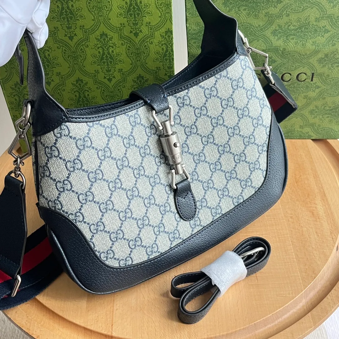 Actual shot #💰340 Model: 678843. Blue glue size: 28x 19x 4.5cm.   💕💕Gucci UN3AG 1294 product details. Gucci's "Aria-Fashion Aria" series uses modern techniques to reinterpret classics. The Jackie 1961 series has launched a new rectangular tote bag with soft texture and flexible structure. The archive design is paired with logo details such as the all-over GG pattern and striped webbing, and exquisite accessories pay tribute to Gucci's heritage.