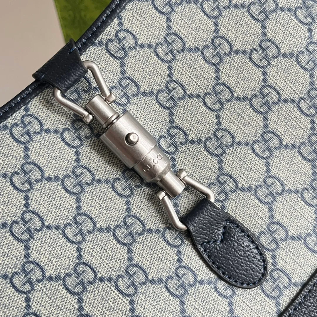 Actual shot #💰340 Model: 678843. Blue glue size: 28x 19x 4.5cm.   💕💕Gucci UN3AG 1294 product details. Gucci's "Aria-Fashion Aria" series uses modern techniques to reinterpret classics. The Jackie 1961 series has launched a new rectangular tote bag with soft texture and flexible structure. The archive design is paired with logo details such as the all-over GG pattern and striped webbing, and exquisite accessories pay tribute to Gucci's heritage.